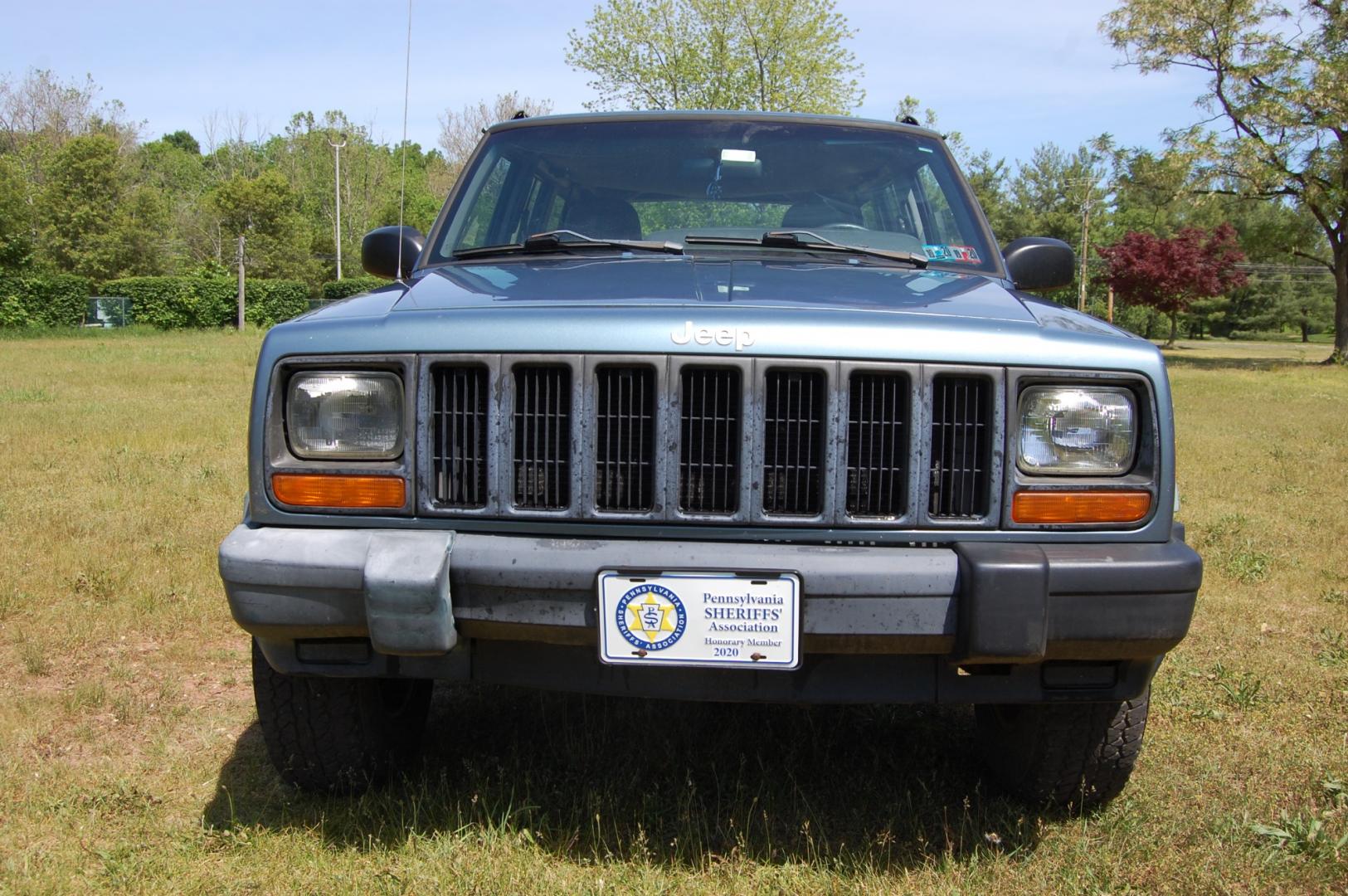 1998 Blue /Grey Jeep Cherokee Sport 4-Door 4WD (1J4FJ68S2WL) with an 4.0L L6 OHV 12V engine, Automatic transmission, located at 6528 Lower York Road, New Hope, PA, 18938, (215) 862-9555, 40.358707, -74.977882 - Photo#4