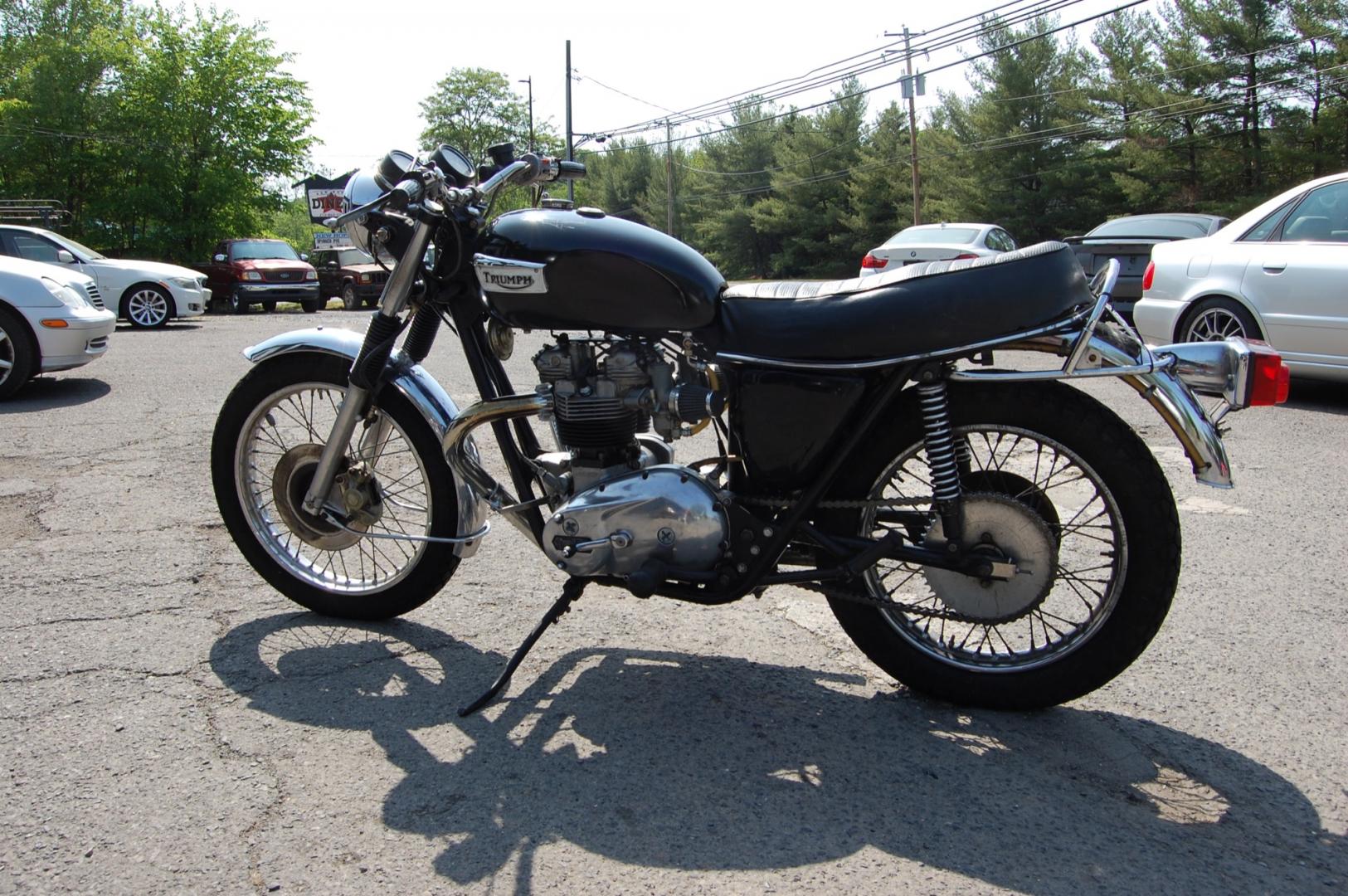 1977 Black Triumph Bonneville (T140VKP7690) , Manual transmission, located at 6528 Lower York Road, New Hope, PA, 18938, (215) 862-9555, 40.358707, -74.977882 - Here we have a very cool Triumph Bonneville 750. The engine was recently rebuilt and has good compression. 5 speed gearbox, black paint with Chrome accents. Starts right up and is ready to ride. Give us a call with any questions you may have at 215-862-9555. All prices exclude tax, tags, and our dea - Photo#0