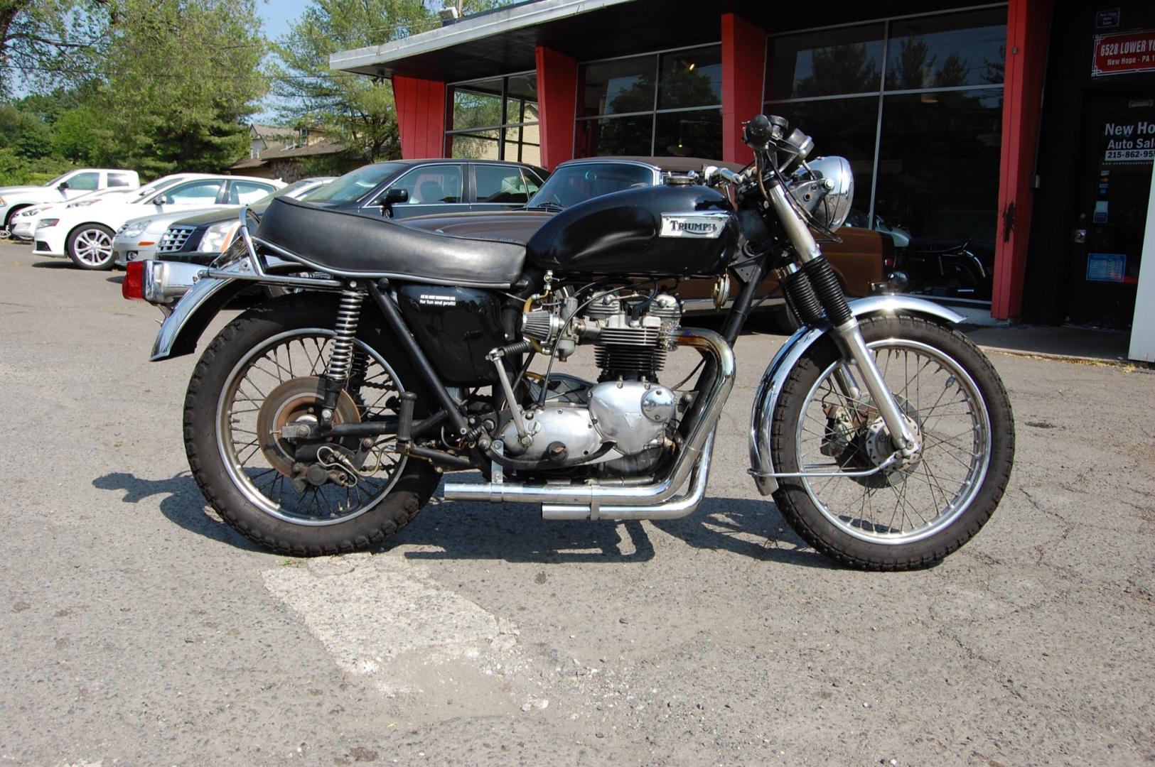 1977 Black Triumph Bonneville (T140VKP7690) , Manual transmission, located at 6528 Lower York Road, New Hope, PA, 18938, (215) 862-9555, 40.358707, -74.977882 - Here we have a very cool Triumph Bonneville 750. The engine was recently rebuilt and has good compression. 5 speed gearbox, black paint with Chrome accents. Starts right up and is ready to ride. Give us a call with any questions you may have at 215-862-9555. All prices exclude tax, tags, and our dea - Photo#3