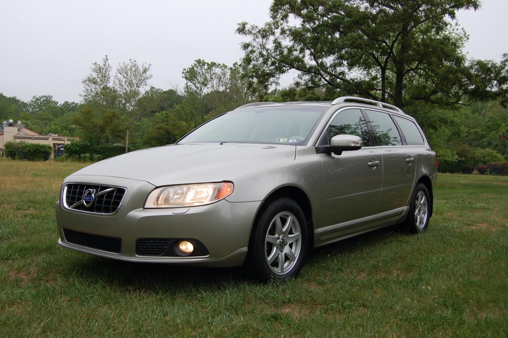 2010 Gold /Beige Leather Volvo V70 3.2 (YV1960BW5A1) with an 3.2L L6 DOHC 24V engine, 6-Speed Automatic Overdrive transmission, located at 6528 Lower York Road, New Hope, PA, 18938, (215) 862-9555, 40.358707, -74.977882 - Here for sale is a very nice, ONE OWNER, 2010 Volvo V70 wagon. Under the hood is a strong running 3.2 liter inline 6 cylinder which puts power to the front wheels via a smooth shifting automatic transmission. Features include; Beige leather interior, wood grain trim, keyless entry system, 2 maste - Photo#0