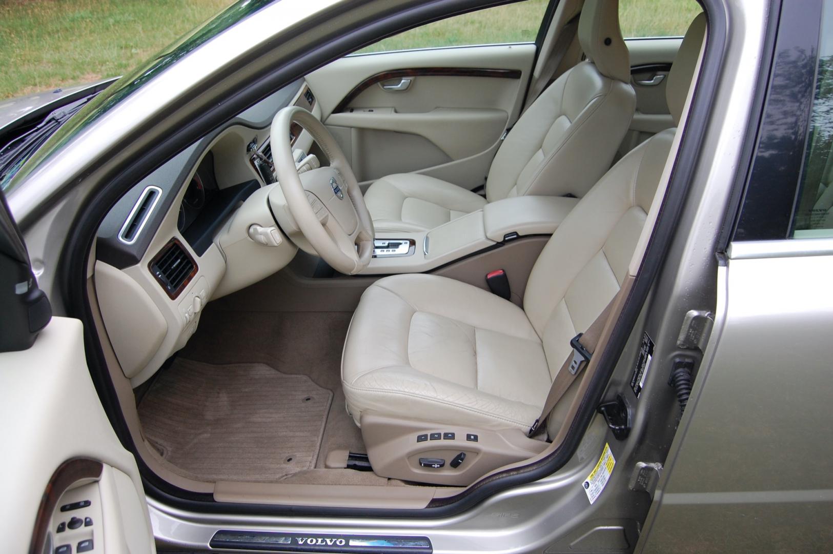 2010 Gold /Beige Leather Volvo V70 3.2 (YV1960BW5A1) with an 3.2L L6 DOHC 24V engine, 6-Speed Automatic Overdrive transmission, located at 6528 Lower York Road, New Hope, PA, 18938, (215) 862-9555, 40.358707, -74.977882 - Here for sale is a very nice, ONE OWNER, 2010 Volvo V70 wagon. Under the hood is a strong running 3.2 liter inline 6 cylinder which puts power to the front wheels via a smooth shifting automatic transmission. Features include; Beige leather interior, wood grain trim, keyless entry system, 2 maste - Photo#9