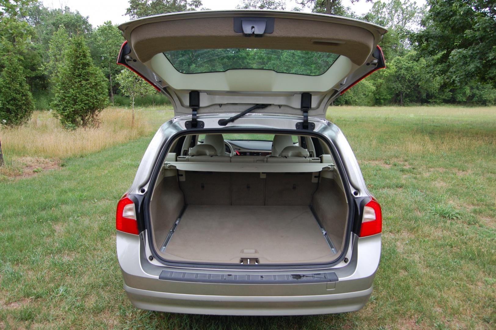 2010 Gold /Beige Leather Volvo V70 3.2 (YV1960BW5A1) with an 3.2L L6 DOHC 24V engine, 6-Speed Automatic Overdrive transmission, located at 6528 Lower York Road, New Hope, PA, 18938, (215) 862-9555, 40.358707, -74.977882 - Here for sale is a very nice, ONE OWNER, 2010 Volvo V70 wagon. Under the hood is a strong running 3.2 liter inline 6 cylinder which puts power to the front wheels via a smooth shifting automatic transmission. Features include; Beige leather interior, wood grain trim, keyless entry system, 2 maste - Photo#12