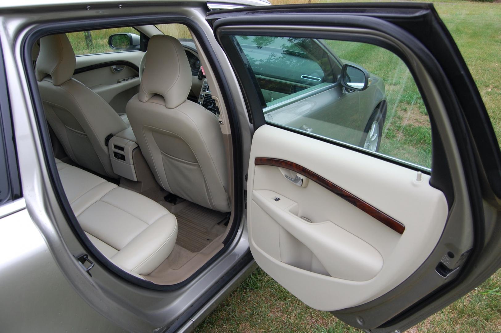 2010 Gold /Beige Leather Volvo V70 3.2 (YV1960BW5A1) with an 3.2L L6 DOHC 24V engine, 6-Speed Automatic Overdrive transmission, located at 6528 Lower York Road, New Hope, PA, 18938, (215) 862-9555, 40.358707, -74.977882 - Here for sale is a very nice, ONE OWNER, 2010 Volvo V70 wagon. Under the hood is a strong running 3.2 liter inline 6 cylinder which puts power to the front wheels via a smooth shifting automatic transmission. Features include; Beige leather interior, wood grain trim, keyless entry system, 2 maste - Photo#13