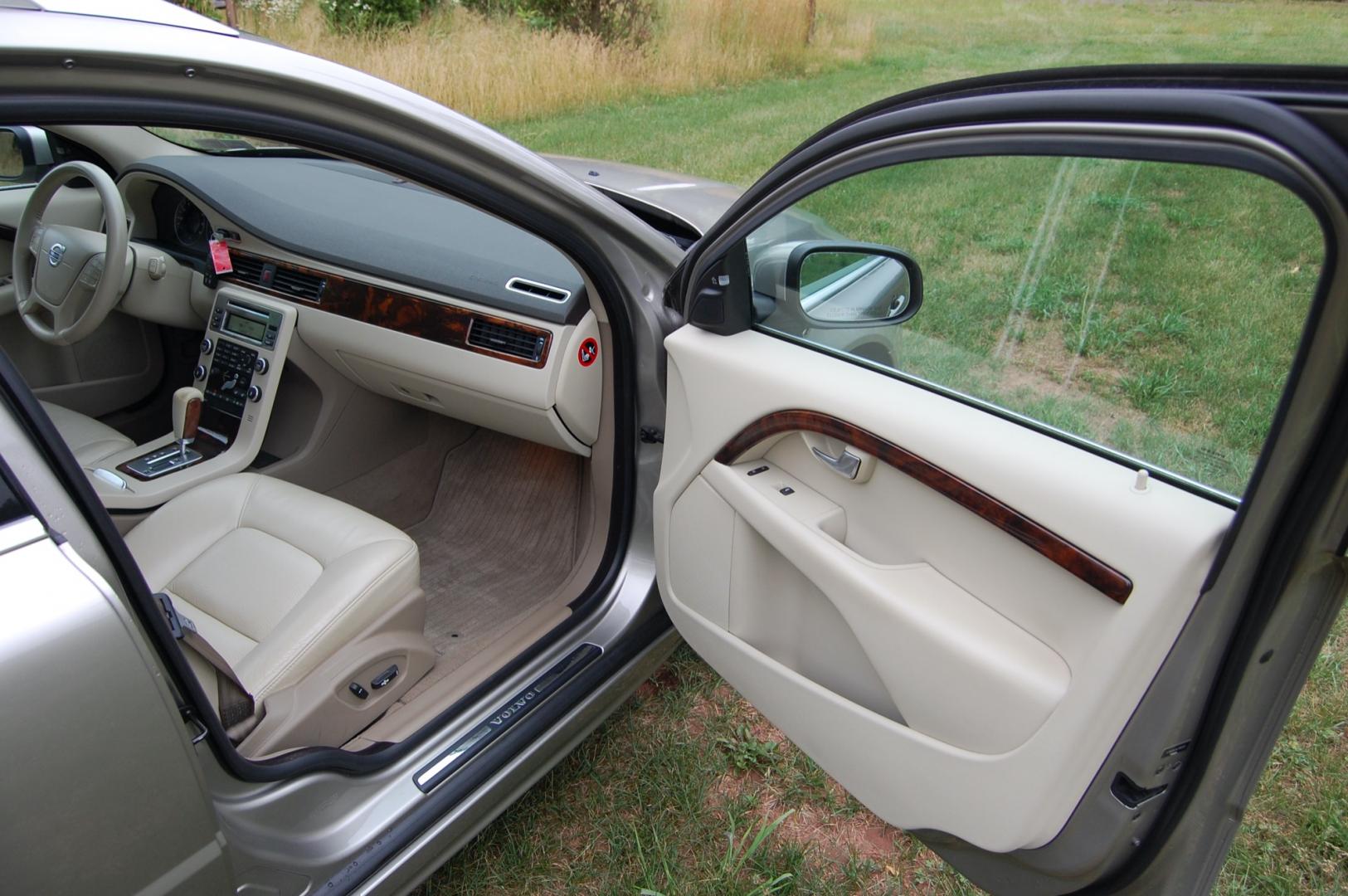 2010 Gold /Beige Leather Volvo V70 3.2 (YV1960BW5A1) with an 3.2L L6 DOHC 24V engine, 6-Speed Automatic Overdrive transmission, located at 6528 Lower York Road, New Hope, PA, 18938, (215) 862-9555, 40.358707, -74.977882 - Here for sale is a very nice, ONE OWNER, 2010 Volvo V70 wagon. Under the hood is a strong running 3.2 liter inline 6 cylinder which puts power to the front wheels via a smooth shifting automatic transmission. Features include; Beige leather interior, wood grain trim, keyless entry system, 2 maste - Photo#15