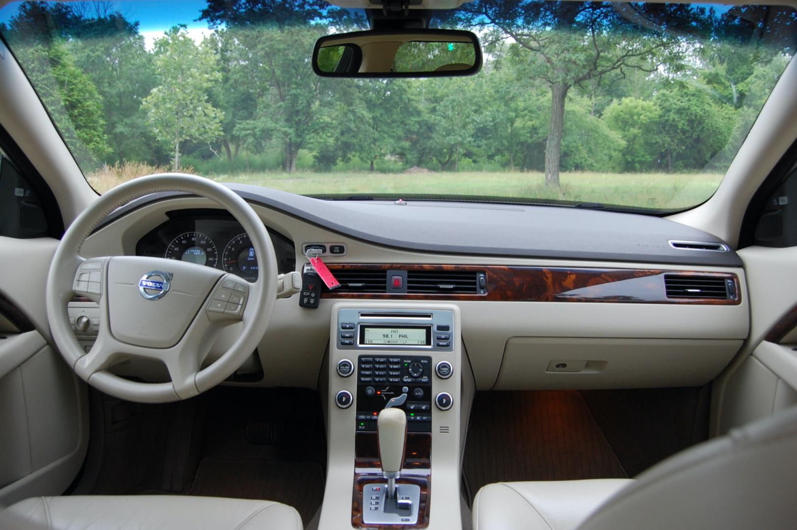 2010 Gold /Beige Leather Volvo V70 3.2 (YV1960BW5A1) with an 3.2L L6 DOHC 24V engine, 6-Speed Automatic Overdrive transmission, located at 6528 Lower York Road, New Hope, PA, 18938, (215) 862-9555, 40.358707, -74.977882 - Here for sale is a very nice, ONE OWNER, 2010 Volvo V70 wagon. Under the hood is a strong running 3.2 liter inline 6 cylinder which puts power to the front wheels via a smooth shifting automatic transmission. Features include; Beige leather interior, wood grain trim, keyless entry system, 2 maste - Photo#17