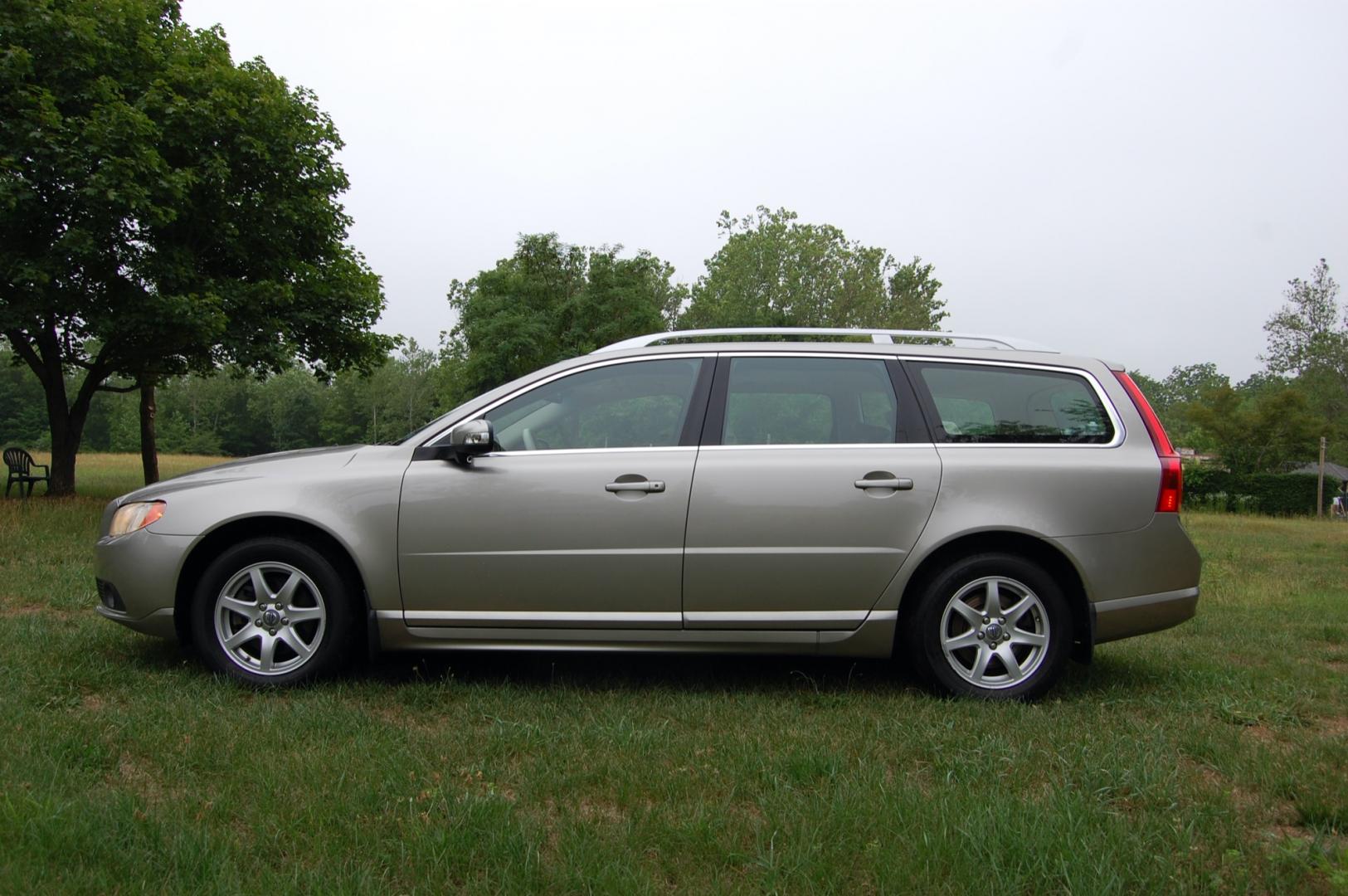 2010 Gold /Beige Leather Volvo V70 3.2 (YV1960BW5A1) with an 3.2L L6 DOHC 24V engine, 6-Speed Automatic Overdrive transmission, located at 6528 Lower York Road, New Hope, PA, 18938, (215) 862-9555, 40.358707, -74.977882 - Here for sale is a very nice, ONE OWNER, 2010 Volvo V70 wagon. Under the hood is a strong running 3.2 liter inline 6 cylinder which puts power to the front wheels via a smooth shifting automatic transmission. Features include; Beige leather interior, wood grain trim, keyless entry system, 2 maste - Photo#1