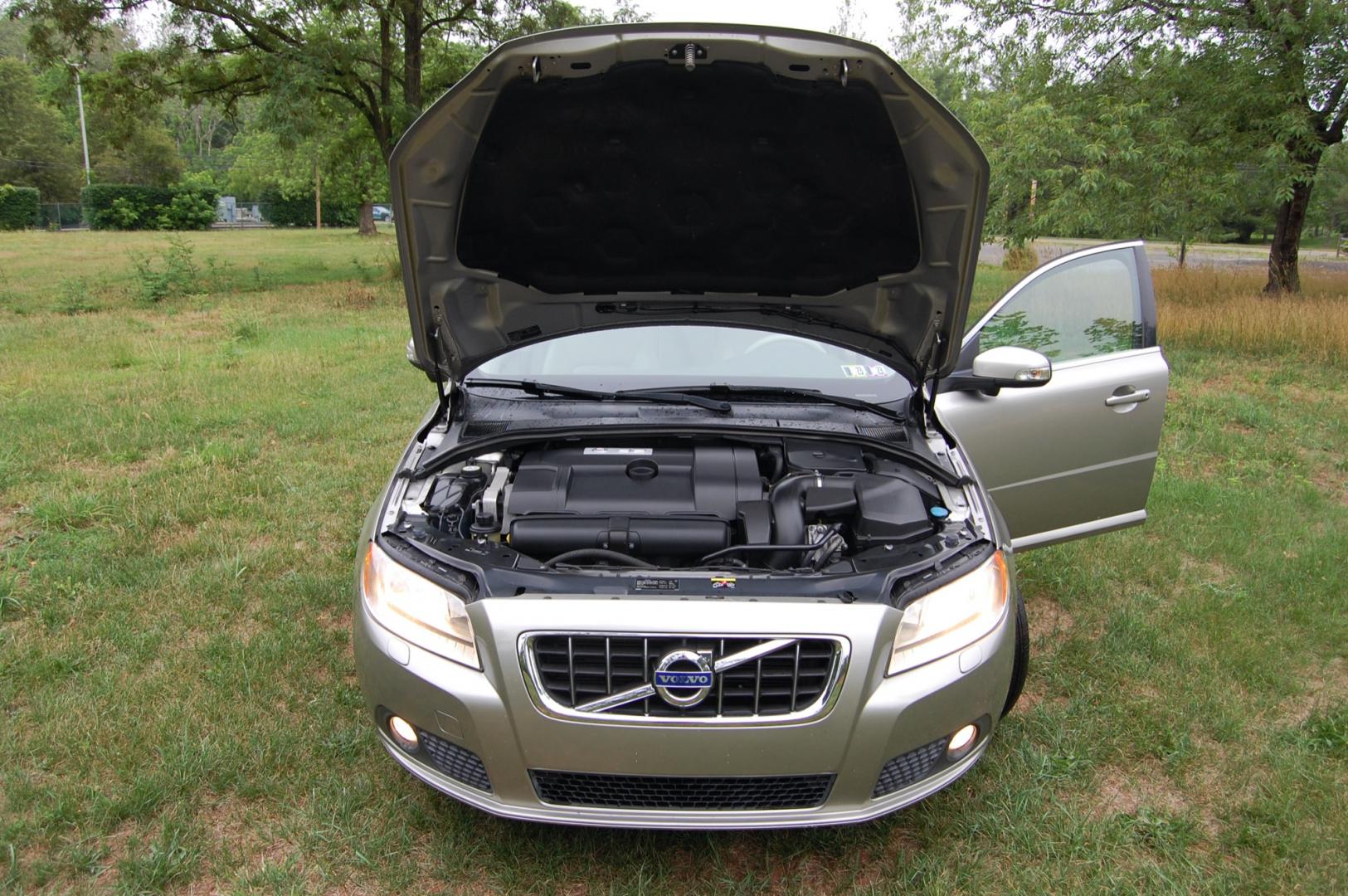 2010 Gold /Beige Leather Volvo V70 3.2 (YV1960BW5A1) with an 3.2L L6 DOHC 24V engine, 6-Speed Automatic Overdrive transmission, located at 6528 Lower York Road, New Hope, PA, 18938, (215) 862-9555, 40.358707, -74.977882 - Here for sale is a very nice, ONE OWNER, 2010 Volvo V70 wagon. Under the hood is a strong running 3.2 liter inline 6 cylinder which puts power to the front wheels via a smooth shifting automatic transmission. Features include; Beige leather interior, wood grain trim, keyless entry system, 2 maste - Photo#23