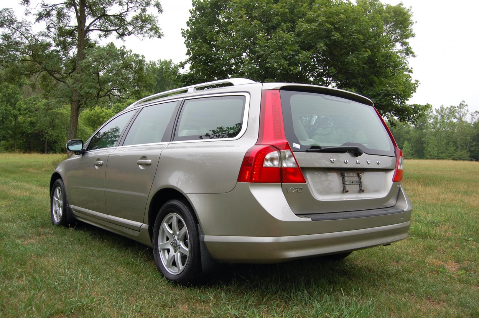 2010 Gold /Beige Leather Volvo V70 3.2 (YV1960BW5A1) with an 3.2L L6 DOHC 24V engine, 6-Speed Automatic Overdrive transmission, located at 6528 Lower York Road, New Hope, PA, 18938, (215) 862-9555, 40.358707, -74.977882 - Here for sale is a very nice, ONE OWNER, 2010 Volvo V70 wagon. Under the hood is a strong running 3.2 liter inline 6 cylinder which puts power to the front wheels via a smooth shifting automatic transmission. Features include; Beige leather interior, wood grain trim, keyless entry system, 2 maste - Photo#2