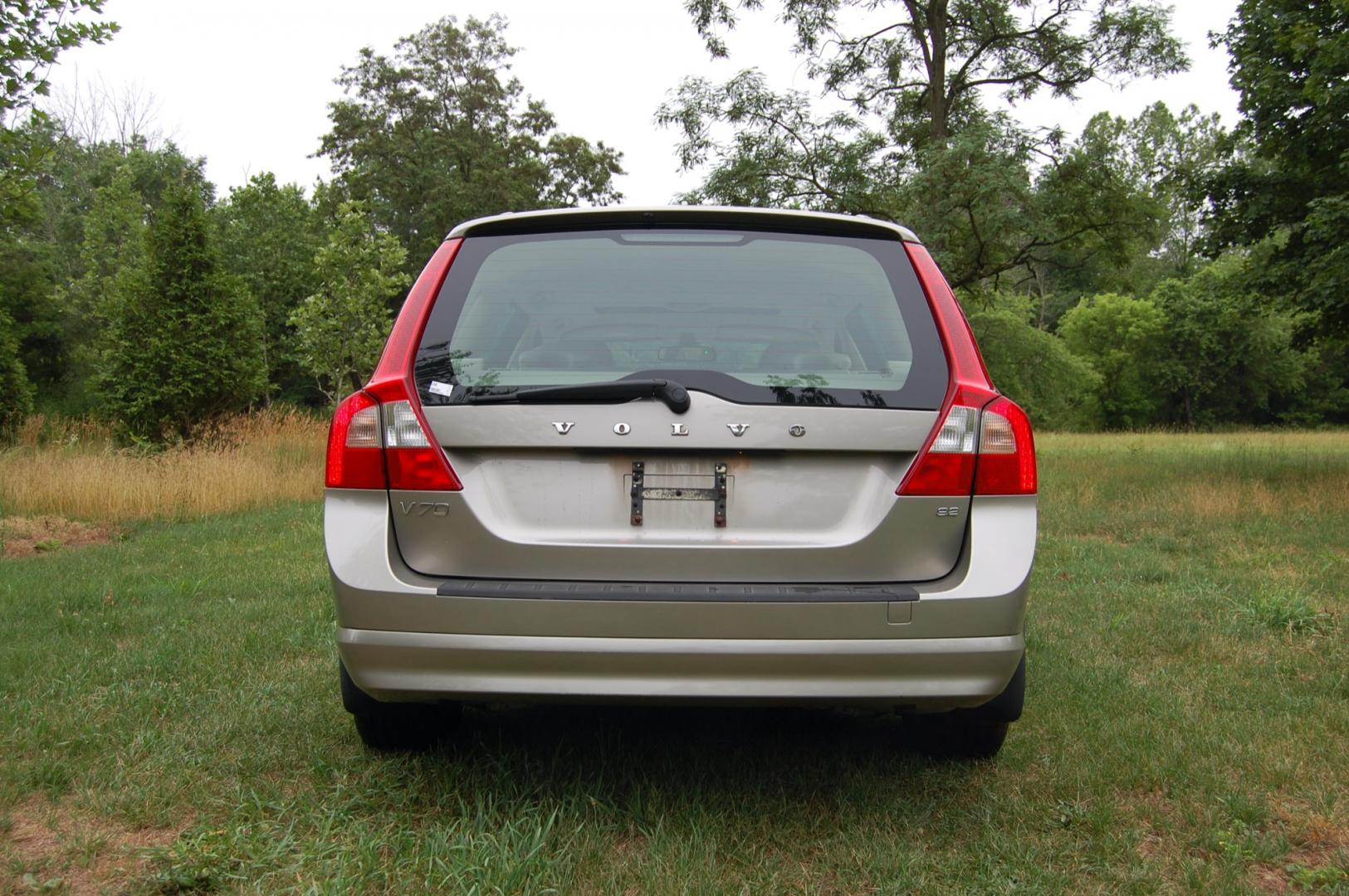 2010 Gold /Beige Leather Volvo V70 3.2 (YV1960BW5A1) with an 3.2L L6 DOHC 24V engine, 6-Speed Automatic Overdrive transmission, located at 6528 Lower York Road, New Hope, PA, 18938, (215) 862-9555, 40.358707, -74.977882 - Here for sale is a very nice, ONE OWNER, 2010 Volvo V70 wagon. Under the hood is a strong running 3.2 liter inline 6 cylinder which puts power to the front wheels via a smooth shifting automatic transmission. Features include; Beige leather interior, wood grain trim, keyless entry system, 2 maste - Photo#3