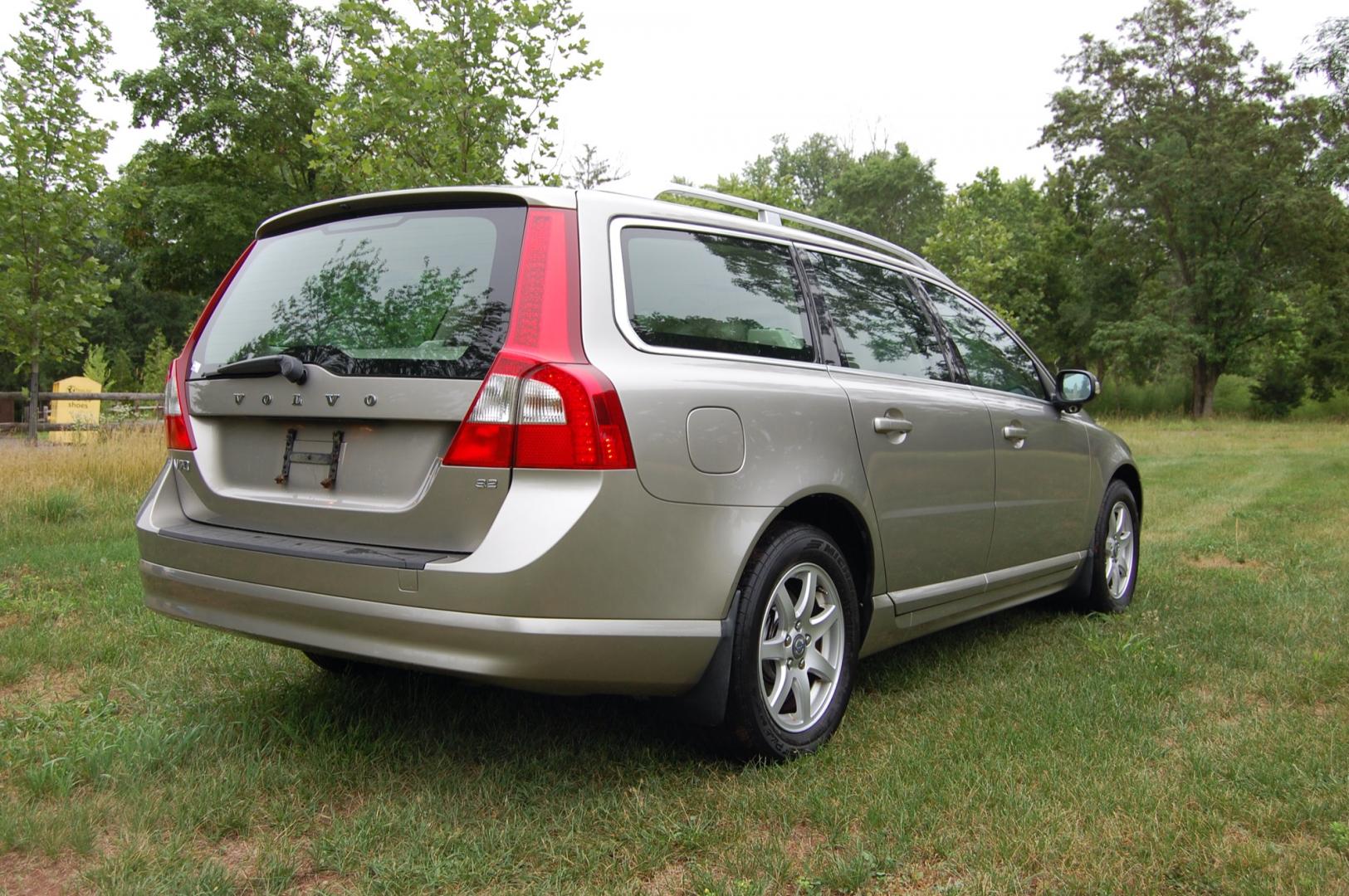 2010 Gold /Beige Leather Volvo V70 3.2 (YV1960BW5A1) with an 3.2L L6 DOHC 24V engine, 6-Speed Automatic Overdrive transmission, located at 6528 Lower York Road, New Hope, PA, 18938, (215) 862-9555, 40.358707, -74.977882 - Here for sale is a very nice, ONE OWNER, 2010 Volvo V70 wagon. Under the hood is a strong running 3.2 liter inline 6 cylinder which puts power to the front wheels via a smooth shifting automatic transmission. Features include; Beige leather interior, wood grain trim, keyless entry system, 2 maste - Photo#4