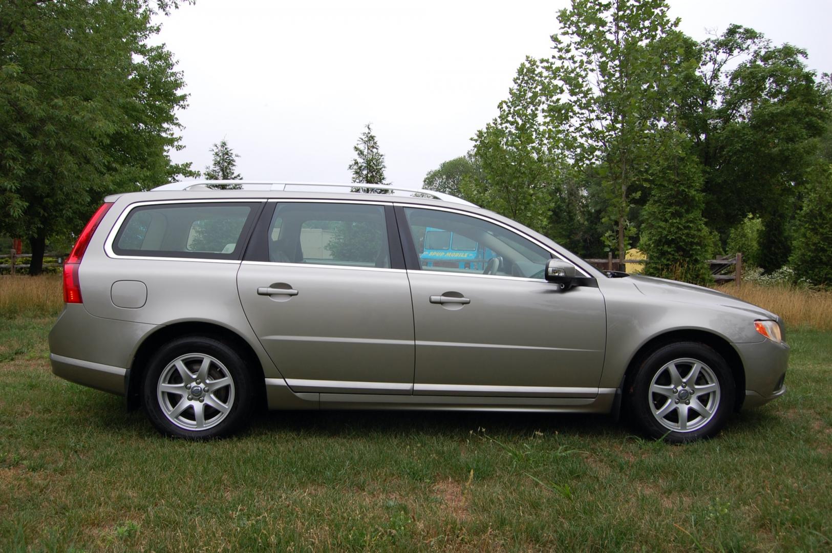 2010 Gold /Beige Leather Volvo V70 3.2 (YV1960BW5A1) with an 3.2L L6 DOHC 24V engine, 6-Speed Automatic Overdrive transmission, located at 6528 Lower York Road, New Hope, PA, 18938, (215) 862-9555, 40.358707, -74.977882 - Here for sale is a very nice, ONE OWNER, 2010 Volvo V70 wagon. Under the hood is a strong running 3.2 liter inline 6 cylinder which puts power to the front wheels via a smooth shifting automatic transmission. Features include; Beige leather interior, wood grain trim, keyless entry system, 2 maste - Photo#5