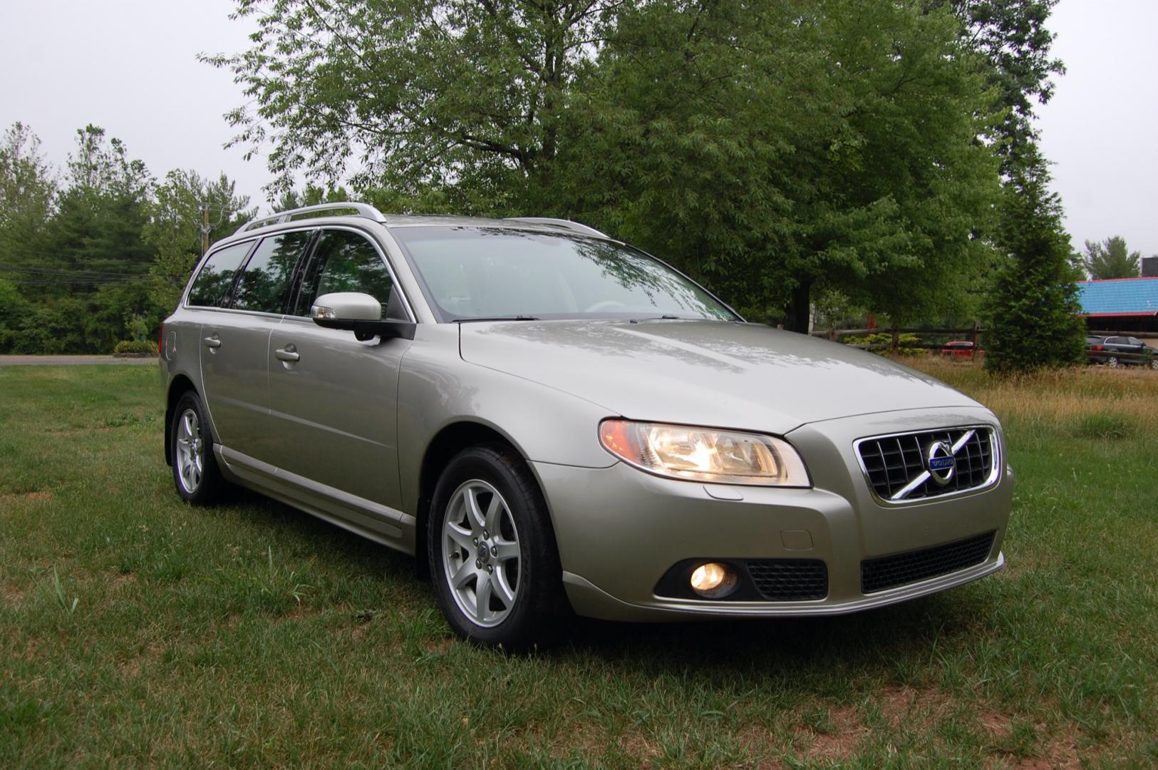 2010 Gold /Beige Leather Volvo V70 3.2 (YV1960BW5A1) with an 3.2L L6 DOHC 24V engine, 6-Speed Automatic Overdrive transmission, located at 6528 Lower York Road, New Hope, PA, 18938, (215) 862-9555, 40.358707, -74.977882 - Here for sale is a very nice, ONE OWNER, 2010 Volvo V70 wagon. Under the hood is a strong running 3.2 liter inline 6 cylinder which puts power to the front wheels via a smooth shifting automatic transmission. Features include; Beige leather interior, wood grain trim, keyless entry system, 2 maste - Photo#6