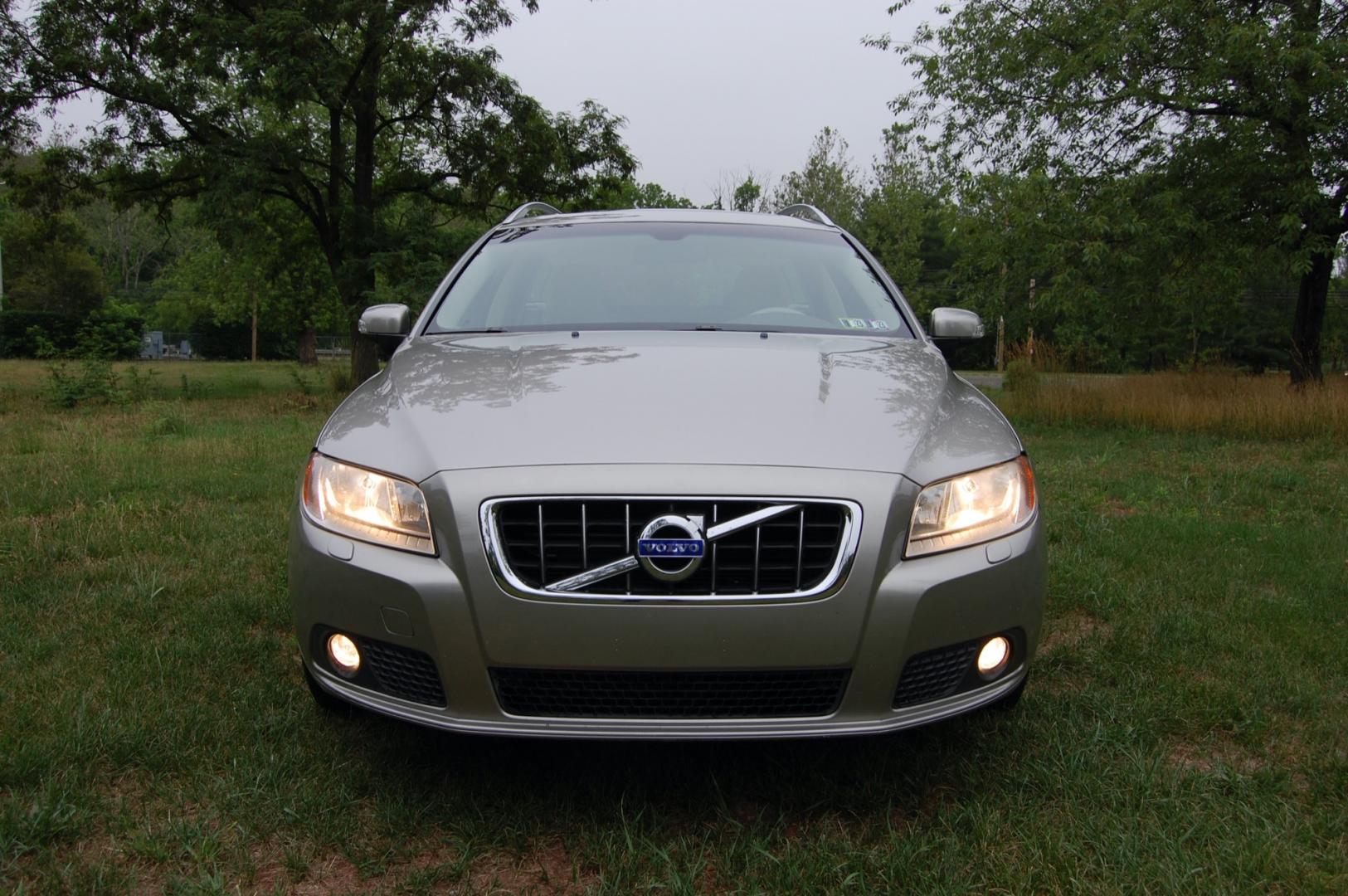 2010 Gold /Beige Leather Volvo V70 3.2 (YV1960BW5A1) with an 3.2L L6 DOHC 24V engine, 6-Speed Automatic Overdrive transmission, located at 6528 Lower York Road, New Hope, PA, 18938, (215) 862-9555, 40.358707, -74.977882 - Here for sale is a very nice, ONE OWNER, 2010 Volvo V70 wagon. Under the hood is a strong running 3.2 liter inline 6 cylinder which puts power to the front wheels via a smooth shifting automatic transmission. Features include; Beige leather interior, wood grain trim, keyless entry system, 2 maste - Photo#7