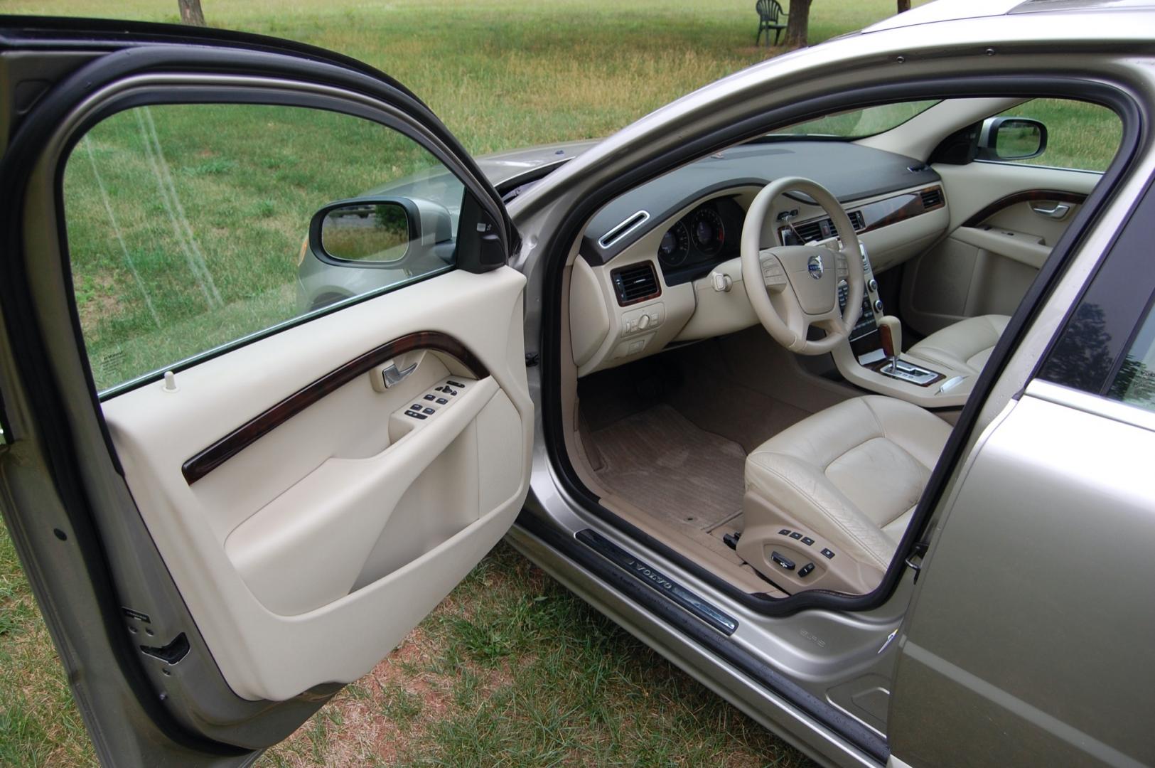 2010 Gold /Beige Leather Volvo V70 3.2 (YV1960BW5A1) with an 3.2L L6 DOHC 24V engine, 6-Speed Automatic Overdrive transmission, located at 6528 Lower York Road, New Hope, PA, 18938, (215) 862-9555, 40.358707, -74.977882 - Here for sale is a very nice, ONE OWNER, 2010 Volvo V70 wagon. Under the hood is a strong running 3.2 liter inline 6 cylinder which puts power to the front wheels via a smooth shifting automatic transmission. Features include; Beige leather interior, wood grain trim, keyless entry system, 2 maste - Photo#8