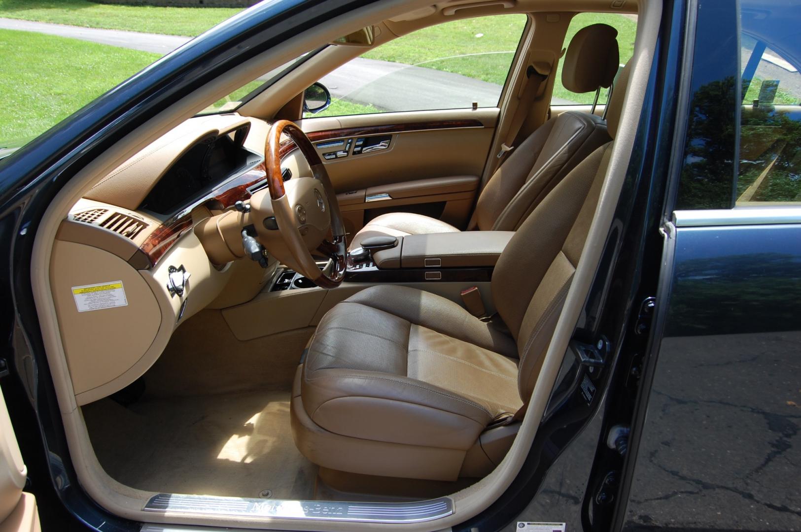 2007 Blue /Tan leather Mercedes-Benz S-Class S550 4Matic (WDDNG86X97A) with an 5.5L V8 DOHC 32V engine, 7-Speed Automatic Overdrive transmission, located at 6528 Lower York Road, New Hope, PA, 18938, (215) 862-9555, 40.358707, -74.977882 - Here for sale is a very nice 2007 Mercedes-Benz S550 4Matic luxury sedan. Under the hood is a strong running 5.5 liter V8 which puts power to the AWD system via a smooth shifting automatic transmission. Features include; Tan leather interior, wood grain trim, keyless entry system, 2 master keys, c - Photo#9