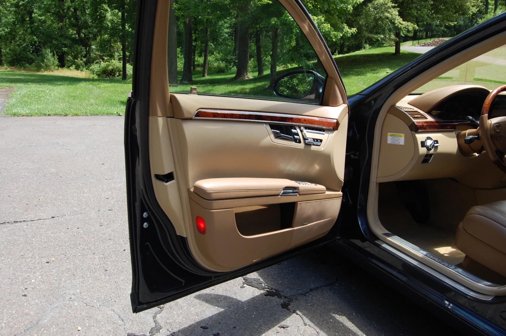 2007 Blue /Tan leather Mercedes-Benz S-Class S550 4Matic (WDDNG86X97A) with an 5.5L V8 DOHC 32V engine, 7-Speed Automatic Overdrive transmission, located at 6528 Lower York Road, New Hope, PA, 18938, (215) 862-9555, 40.358707, -74.977882 - Here for sale is a very nice 2007 Mercedes-Benz S550 4Matic luxury sedan. Under the hood is a strong running 5.5 liter V8 which puts power to the AWD system via a smooth shifting automatic transmission. Features include; Tan leather interior, wood grain trim, keyless entry system, 2 master keys, c - Photo#15