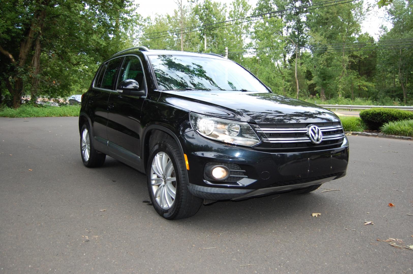 2012 Black /Black Leather Volkswagen Tiguan SE 4Motion (WVGBV7AX8CW) with an 2.0L L4 DOHC 16V TURBO engine, 6-Speed Automatic transmission, located at 6528 Lower York Road, New Hope, PA, 18938, (215) 862-9555, 40.358707, -74.977882 - Here is a very clean, 3 owner, 2012 Volkswagen Tiguan SE with AWD..powered by a 2.0 Liter 4 cylinder turbocharged engine, automatic transmission, keyless entry system, 2 Master keys, black leather interior, tilt wheel, cruise control, power windows, power locks, power mirrors, power moonroof, facto - Photo#3