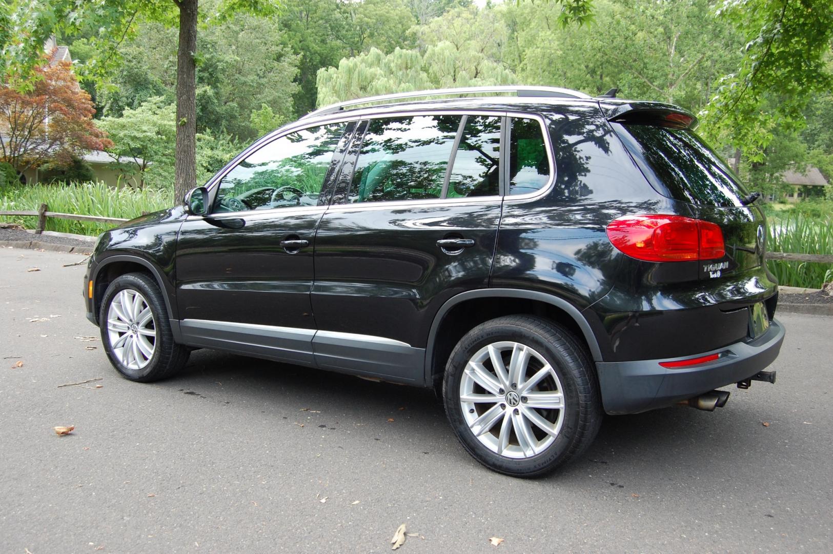 2012 Black /Black Leather Volkswagen Tiguan SE 4Motion (WVGBV7AX8CW) with an 2.0L L4 DOHC 16V TURBO engine, 6-Speed Automatic transmission, located at 6528 Lower York Road, New Hope, PA, 18938, (215) 862-9555, 40.358707, -74.977882 - Here is a very clean, 3 owner, 2012 Volkswagen Tiguan SE with AWD..powered by a 2.0 Liter 4 cylinder turbocharged engine, automatic transmission, keyless entry system, 2 Master keys, black leather interior, tilt wheel, cruise control, power windows, power locks, power mirrors, power moonroof, facto - Photo#5