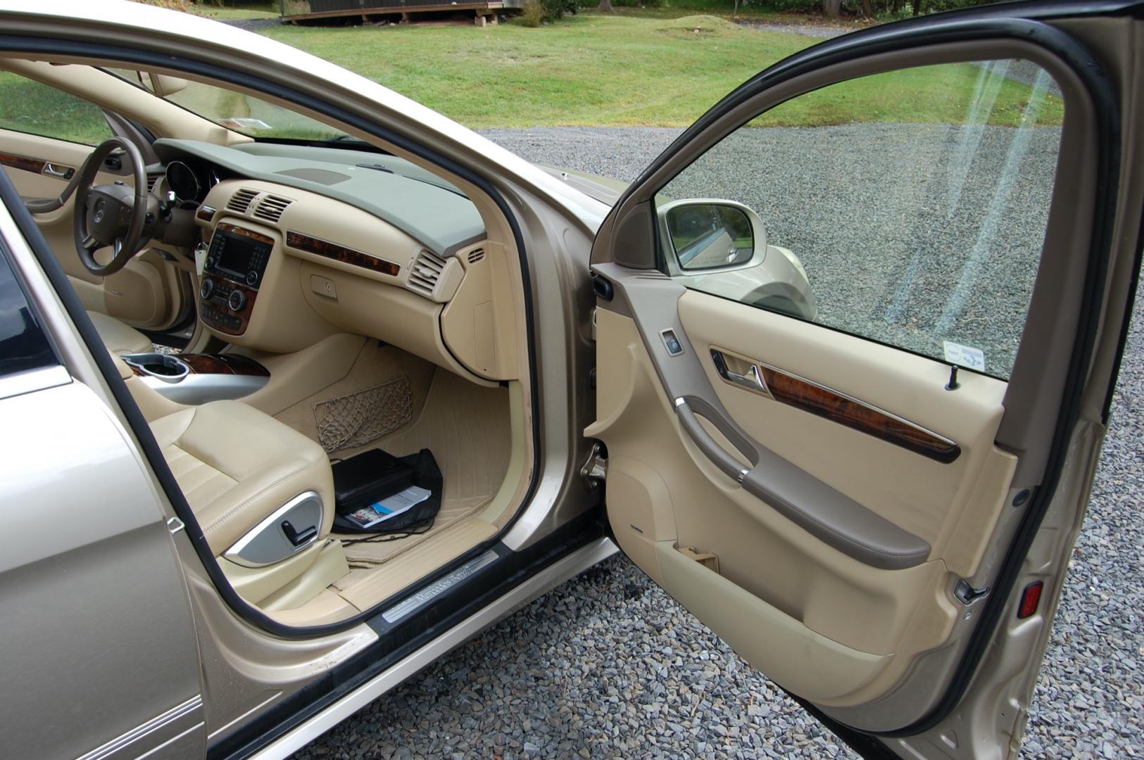 2006 Gold /Tan Leather Mercedes-Benz R-Class R350 (4JGCB65E16A) with an 3.5L V6 DOHC 24V engine, 7-Speed Automatic Overdrive transmission, located at 6528 Lower York Road, New Hope, PA, 18938, (215) 862-9555, 40.358707, -74.977882 - Here we have a 2006 R350 with a 3.5L V6 putting power to all four wheels via an automatic transmission. The interior offers tan leather with wood trim, dual/ rear climate controls, heated front seats, AM/FM/AUX radio with navigation, Harman/Kardon speakers, tilt steering wheel, auto headlights, crui - Photo#16