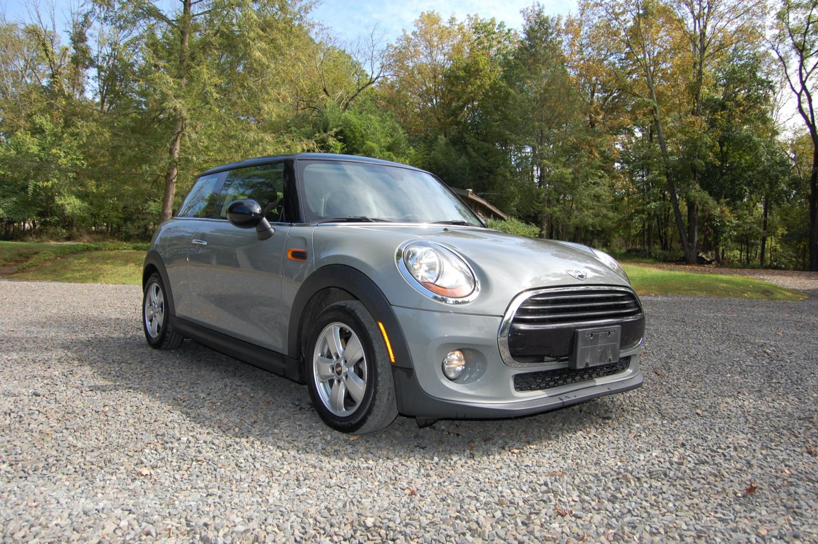 2018 Gray /Black Leather Mini Cooper 3-Door (WMWXP5C5XJ2) with an 1.5L L4 DOHC 16V TURBO engine, Automatic transmission, located at 6528 Lower York Road, New Hope, PA, 18938, (215) 862-9555, 40.358707, -74.977882 - Here we have a beautiful Mini Cooper with a 1.5L turbo engine putting power to the front wheels via an automatic transmission. The interior offers black leather with gray trim, push button start, dual climate controls, AM/FM/AUX/BLUETOOTH radio, back up camera, heated front seats, Mini branded all w - Photo#6