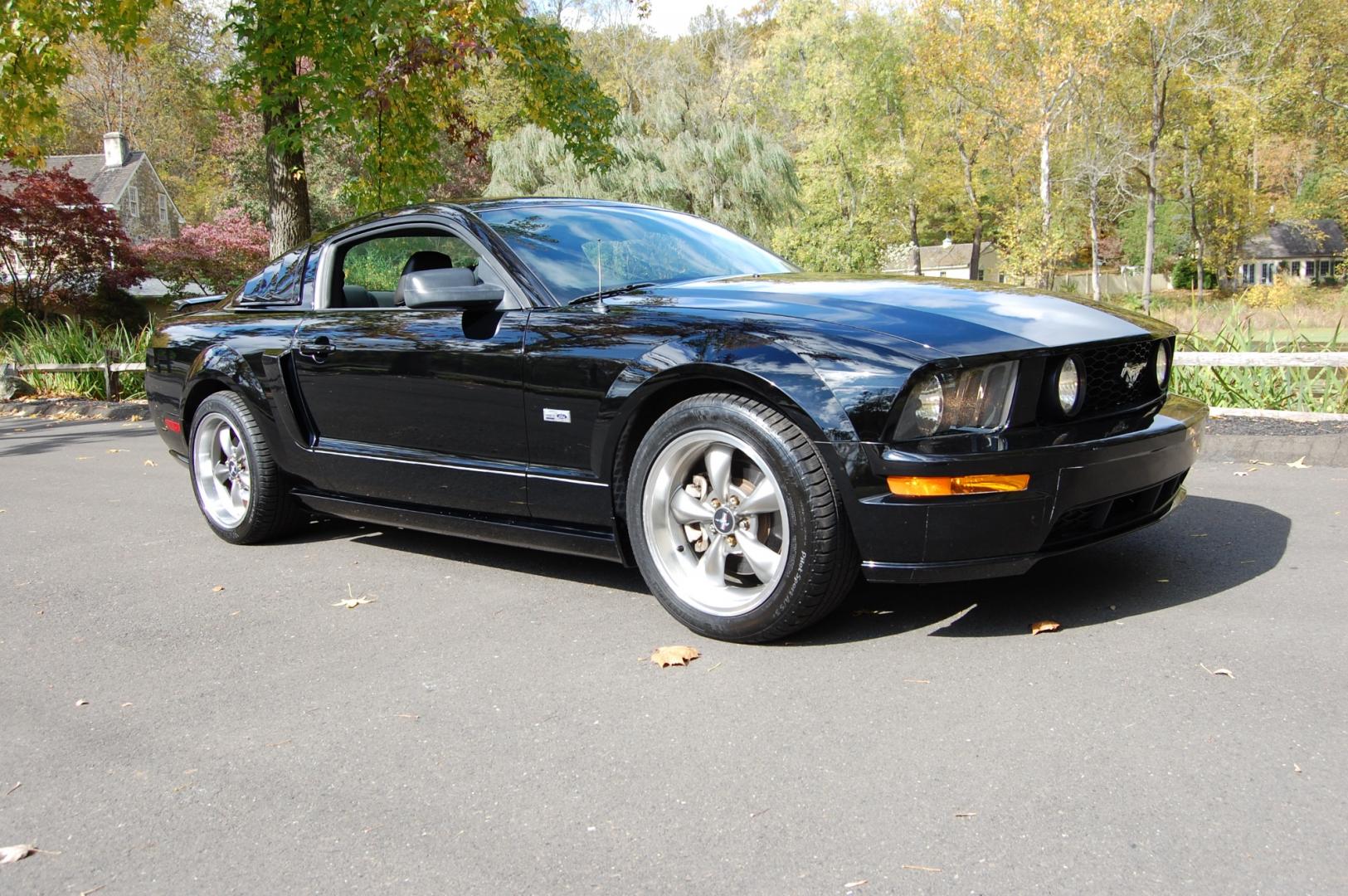 2005 Black /Black leather Ford Mustang GT Premium Coupe (1ZVHT82H455) with an 4.6L V8 SOHC 24V engine, 5 Speed Manual transmission, located at 6528 Lower York Road, New Hope, PA, 18938, (215) 862-9555, 40.358707, -74.977882 - Here we have a beautiful Ford Mustang GT, only 25k original miles, a 4.6L V8 putting power to the rear wheels via a manual 5 speed transmission. The interior offers black leather, keyless entry, heat, A/C, AM/FM/CD/AUX radio, tilt steering wheel, cruise control, power windows, power locks and pow - Photo#4