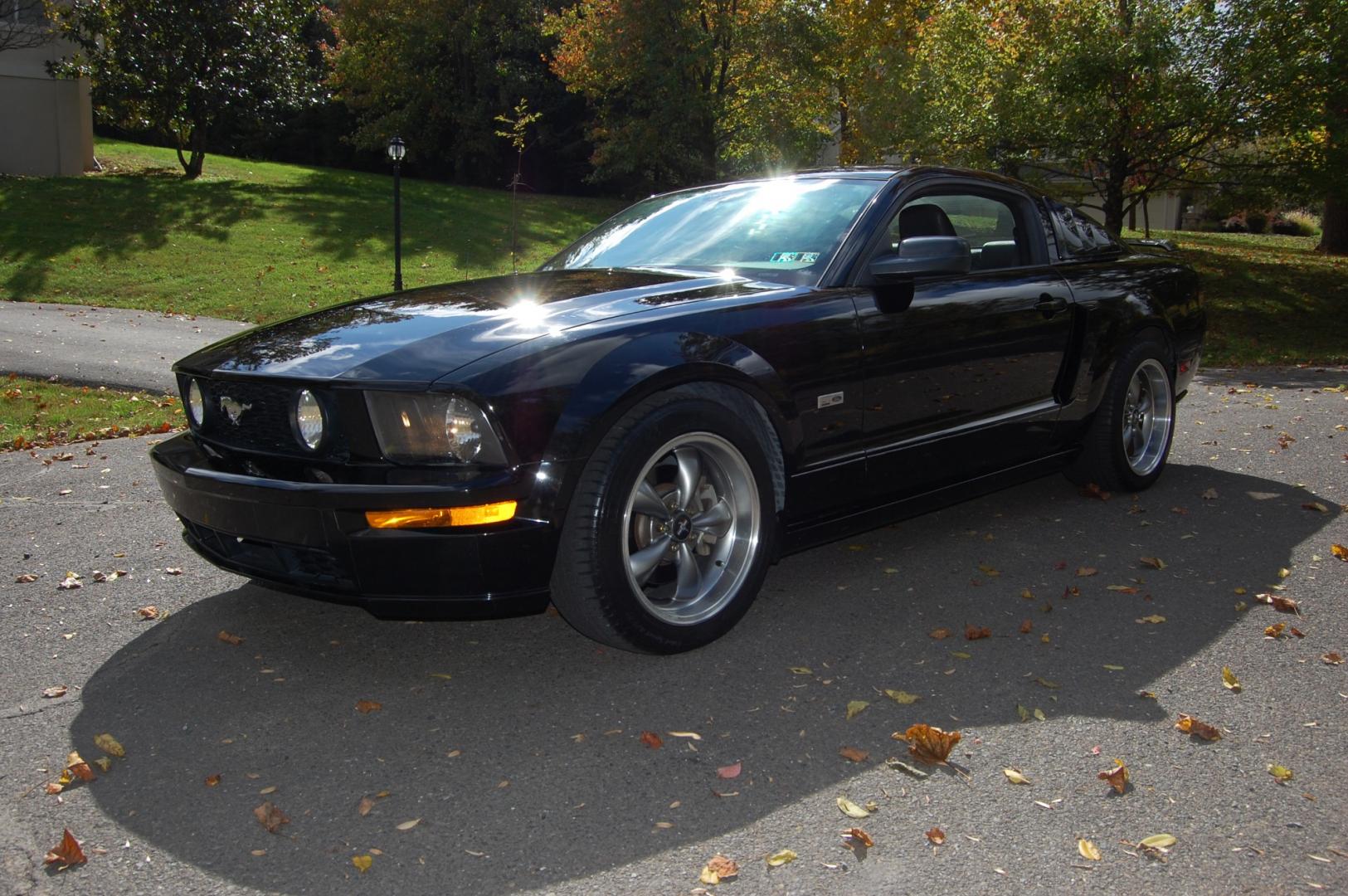 2005 Black /Black leather Ford Mustang GT Premium Coupe (1ZVHT82H455) with an 4.6L V8 SOHC 24V engine, 5 Speed Manual transmission, located at 6528 Lower York Road, New Hope, PA, 18938, (215) 862-9555, 40.358707, -74.977882 - Here we have a beautiful Ford Mustang GT, only 25k original miles, a 4.6L V8 putting power to the rear wheels via a manual 5 speed transmission. The interior offers black leather, keyless entry, heat, A/C, AM/FM/CD/AUX radio, tilt steering wheel, cruise control, power windows, power locks and pow - Photo#5