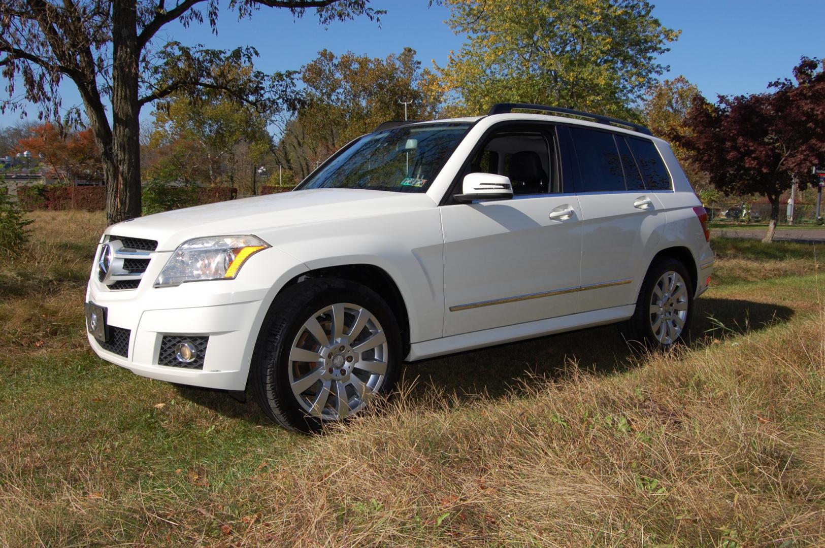 2012 White /Black Leather Mercedes-Benz GLK-Class GLK350 4MATIC (WDCGG8HB2CF) with an 3.5L V6 DOHC 24V engine, 7-Speed Automatic transmission, located at 6528 Lower York Road, New Hope, PA, 18938, (215) 862-9555, 40.358707, -74.977882 - Here is well cared for 2012 Mercedes-Benz GLK 350...All Wheel Drive, powered by a 3.5 Liter V6 engine, automatic transmission, has tilt wheel, cruise control, dual power seats in black leather, wood grain trim, power windows, mirrors, central locking system, dual climate control, AM/FM/CD/Aux sound - Photo#0