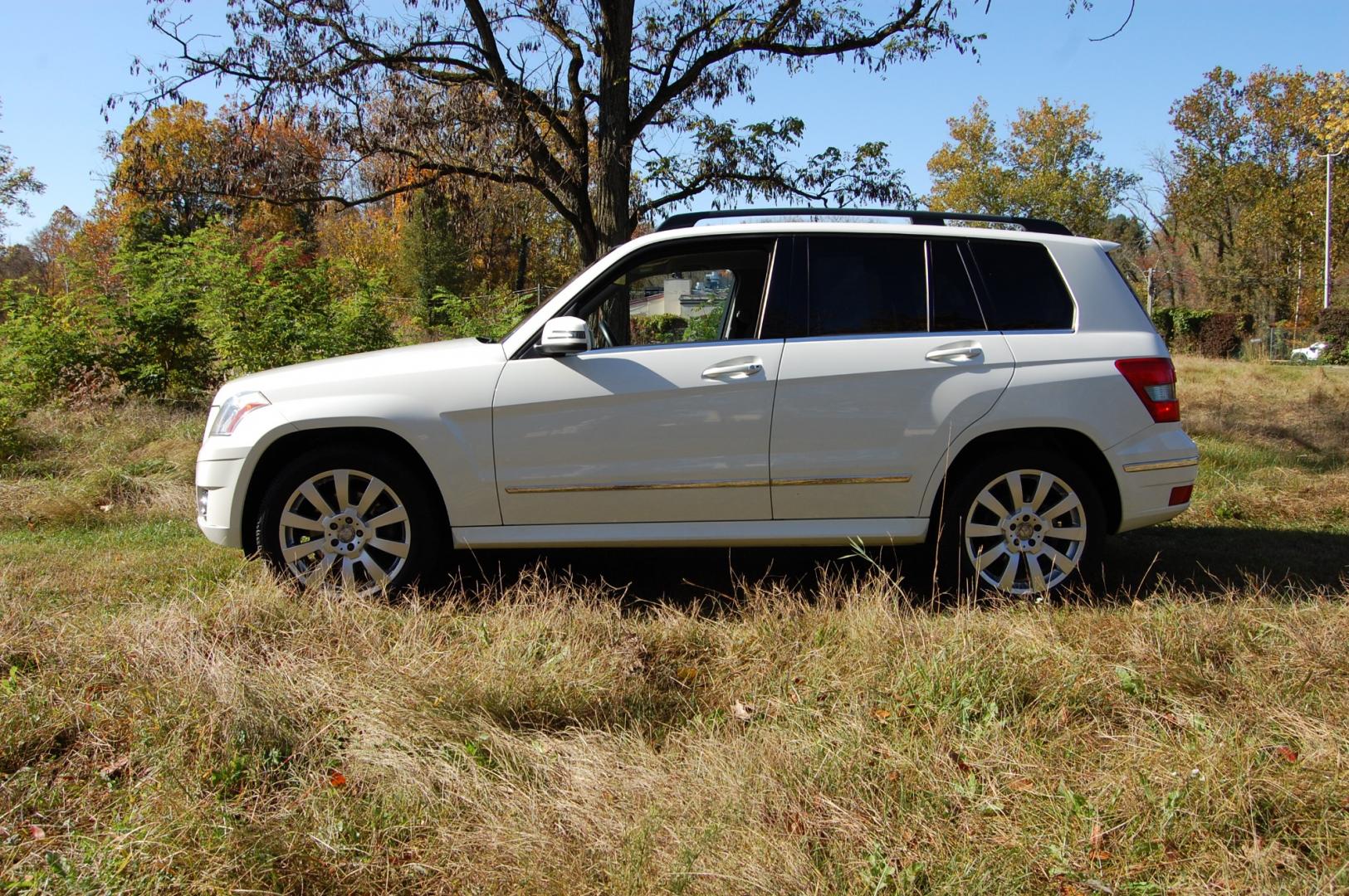 2012 White /Black Leather Mercedes-Benz GLK-Class GLK350 4MATIC (WDCGG8HB2CF) with an 3.5L V6 DOHC 24V engine, 7-Speed Automatic transmission, located at 6528 Lower York Road, New Hope, PA, 18938, (215) 862-9555, 40.358707, -74.977882 - Here is well cared for 2012 Mercedes-Benz GLK 350...All Wheel Drive, powered by a 3.5 Liter V6 engine, automatic transmission, has tilt wheel, cruise control, dual power seats in black leather, wood grain trim, power windows, mirrors, central locking system, dual climate control, AM/FM/CD/Aux sound - Photo#1