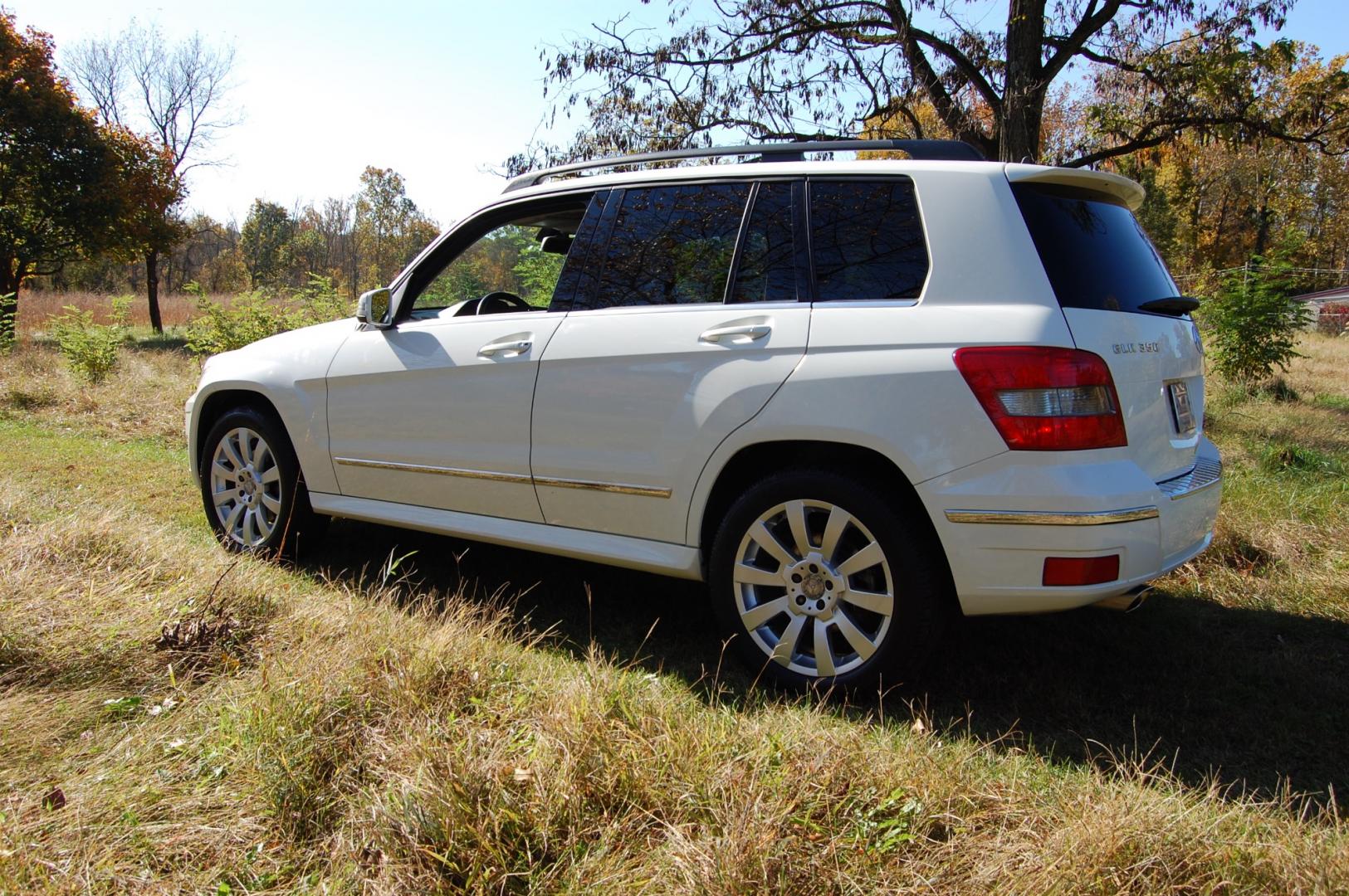 2012 White /Black Leather Mercedes-Benz GLK-Class GLK350 4MATIC (WDCGG8HB2CF) with an 3.5L V6 DOHC 24V engine, 7-Speed Automatic transmission, located at 6528 Lower York Road, New Hope, PA, 18938, (215) 862-9555, 40.358707, -74.977882 - Here is well cared for 2012 Mercedes-Benz GLK 350...All Wheel Drive, powered by a 3.5 Liter V6 engine, automatic transmission, has tilt wheel, cruise control, dual power seats in black leather, wood grain trim, power windows, mirrors, central locking system, dual climate control, AM/FM/CD/Aux sound - Photo#2