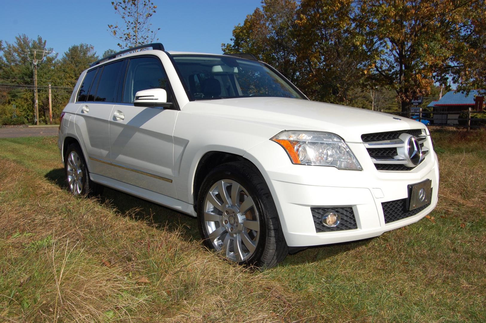 2012 White /Black Leather Mercedes-Benz GLK-Class GLK350 4MATIC (WDCGG8HB2CF) with an 3.5L V6 DOHC 24V engine, 7-Speed Automatic transmission, located at 6528 Lower York Road, New Hope, PA, 18938, (215) 862-9555, 40.358707, -74.977882 - Here is well cared for 2012 Mercedes-Benz GLK 350...All Wheel Drive, powered by a 3.5 Liter V6 engine, automatic transmission, has tilt wheel, cruise control, dual power seats in black leather, wood grain trim, power windows, mirrors, central locking system, dual climate control, AM/FM/CD/Aux sound - Photo#3