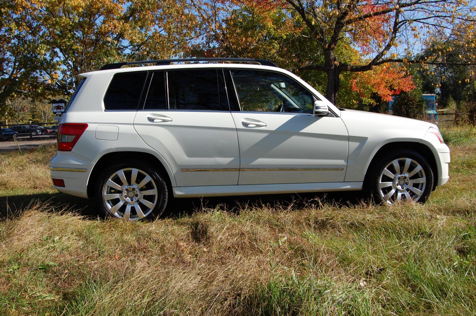 2012 White /Black Leather Mercedes-Benz GLK-Class GLK350 4MATIC (WDCGG8HB2CF) with an 3.5L V6 DOHC 24V engine, 7-Speed Automatic transmission, located at 6528 Lower York Road, New Hope, PA, 18938, (215) 862-9555, 40.358707, -74.977882 - Here is well cared for 2012 Mercedes-Benz GLK 350...All Wheel Drive, powered by a 3.5 Liter V6 engine, automatic transmission, has tilt wheel, cruise control, dual power seats in black leather, wood grain trim, power windows, mirrors, central locking system, dual climate control, AM/FM/CD/Aux sound - Photo#4