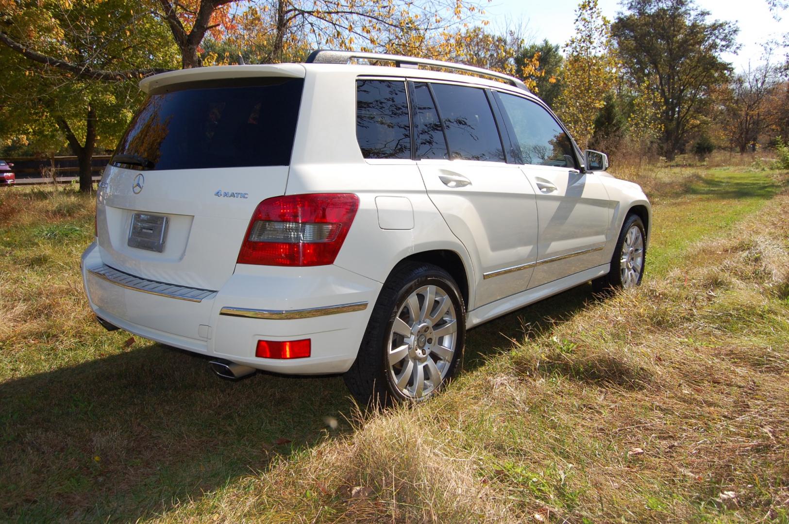 2012 White /Black Leather Mercedes-Benz GLK-Class GLK350 4MATIC (WDCGG8HB2CF) with an 3.5L V6 DOHC 24V engine, 7-Speed Automatic transmission, located at 6528 Lower York Road, New Hope, PA, 18938, (215) 862-9555, 40.358707, -74.977882 - Here is well cared for 2012 Mercedes-Benz GLK 350...All Wheel Drive, powered by a 3.5 Liter V6 engine, automatic transmission, has tilt wheel, cruise control, dual power seats in black leather, wood grain trim, power windows, mirrors, central locking system, dual climate control, AM/FM/CD/Aux sound - Photo#5