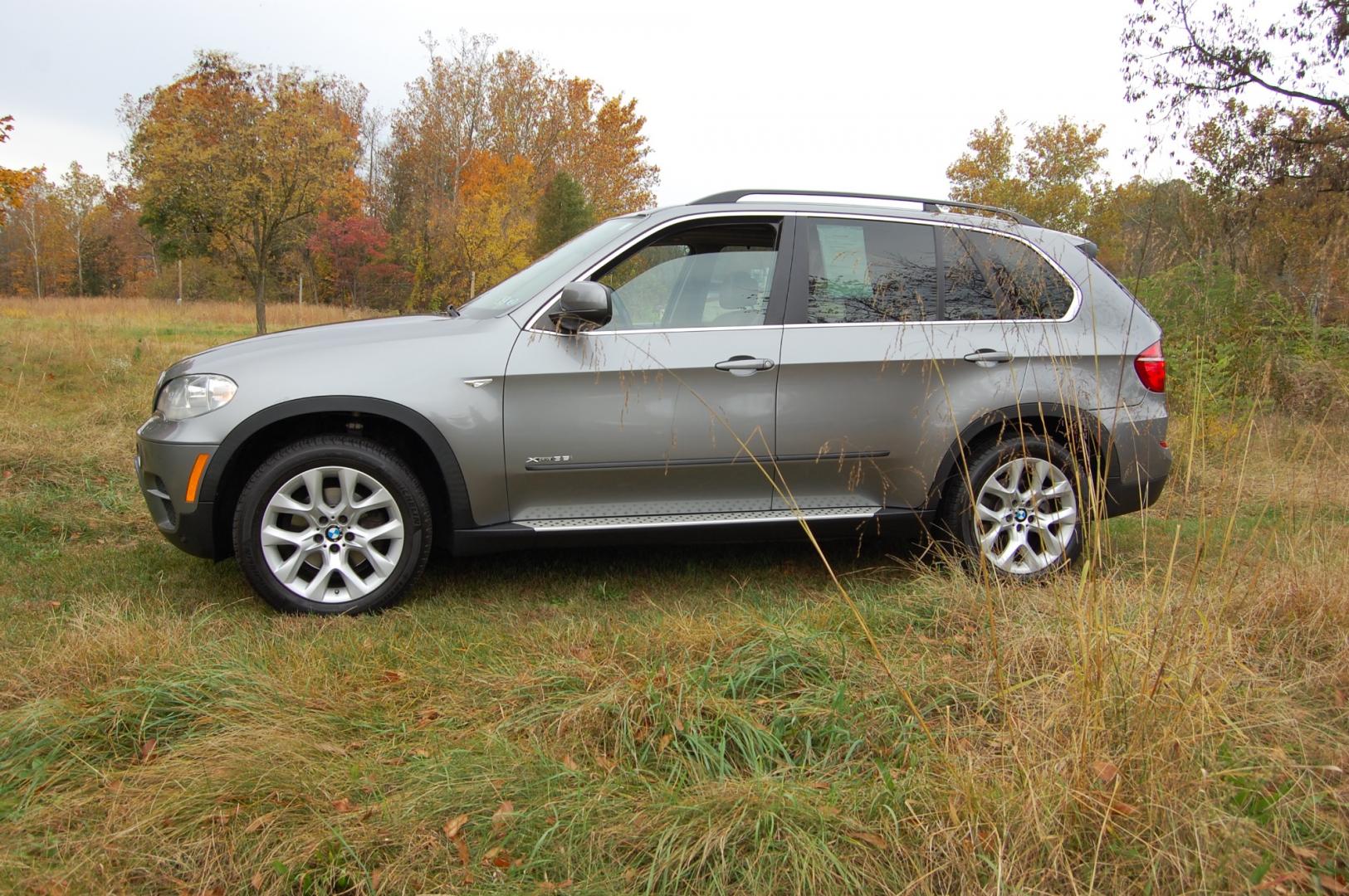 2013 Gray /Ivory Leather BMW X5 xDrive35i (5UXZV4C55D0) with an 3.0L L6 DOHC 24V turbocharged engine, 6-Speed Automatic transmission, located at 6528 Lower York Road, New Hope, PA, 18938, (215) 862-9555, 40.358707, -74.977882 - Here for sale is a very nice 2013 BMW X5 35i in Space Gray. Under the hood is a strong running 3.0 liter turbocharged inline 6 cylinder engine which puts power to the AWD system via a smooth shifting automatic transmission. Features include; Ivory Leather interior, wood grain trim, keyless entry s - Photo#1