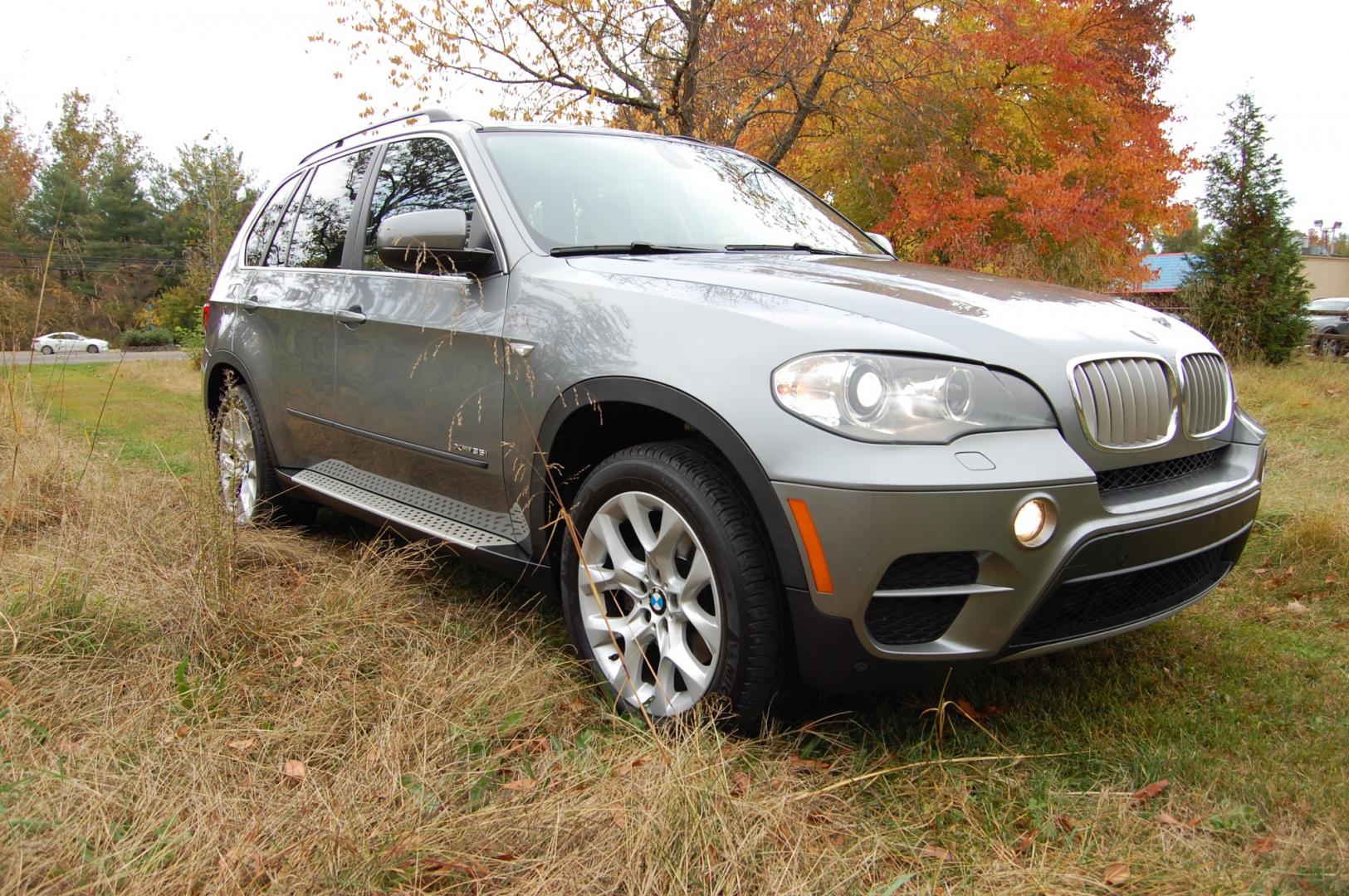 2013 Gray /Ivory Leather BMW X5 xDrive35i (5UXZV4C55D0) with an 3.0L L6 DOHC 24V turbocharged engine, 6-Speed Automatic transmission, located at 6528 Lower York Road, New Hope, PA, 18938, (215) 862-9555, 40.358707, -74.977882 - Here for sale is a very nice 2013 BMW X5 35i in Space Gray. Under the hood is a strong running 3.0 liter turbocharged inline 6 cylinder engine which puts power to the AWD system via a smooth shifting automatic transmission. Features include; Ivory Leather interior, wood grain trim, keyless entry s - Photo#2