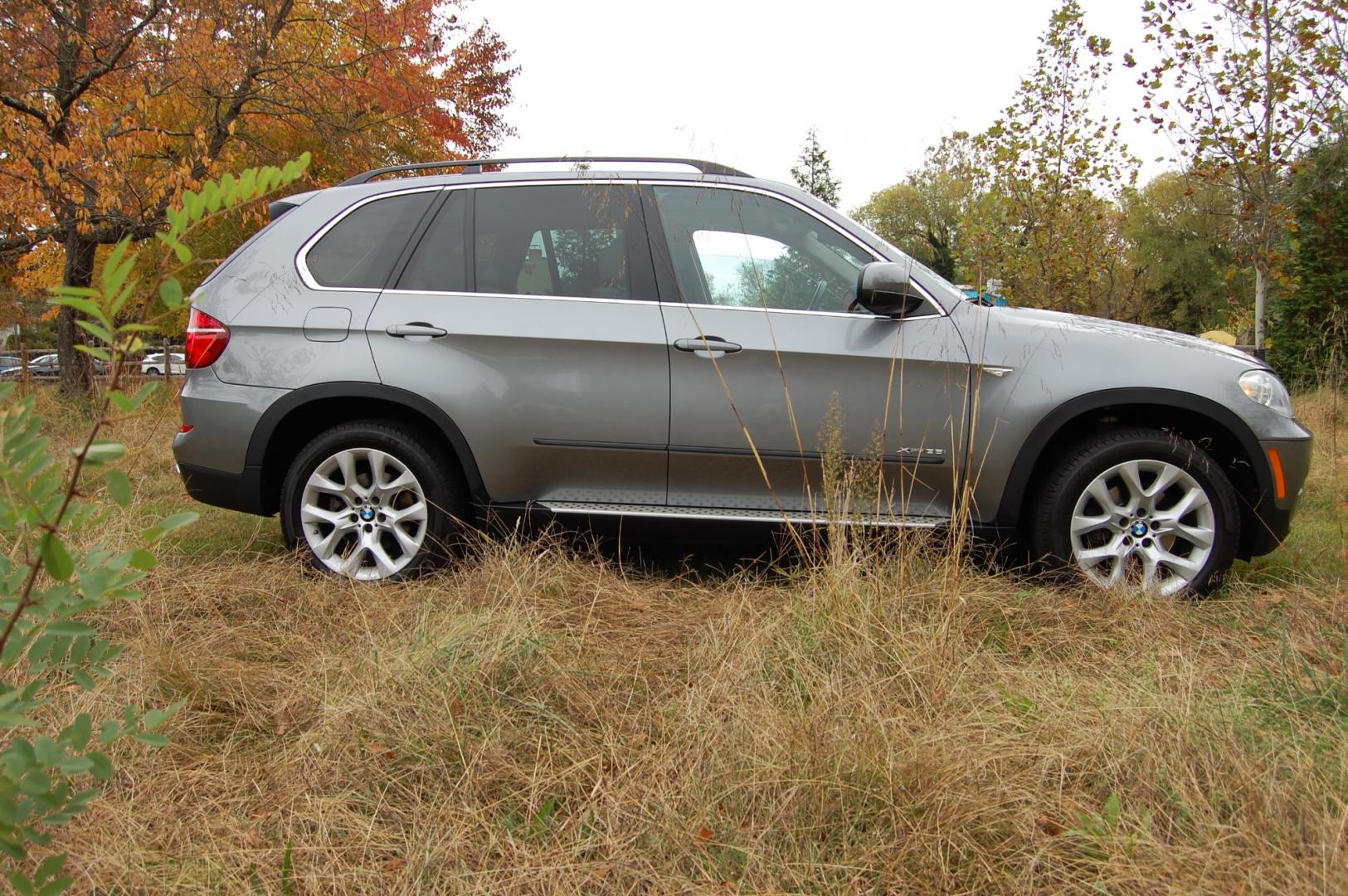 2013 Gray /Ivory Leather BMW X5 xDrive35i (5UXZV4C55D0) with an 3.0L L6 DOHC 24V turbocharged engine, 6-Speed Automatic transmission, located at 6528 Lower York Road, New Hope, PA, 18938, (215) 862-9555, 40.358707, -74.977882 - Here for sale is a very nice 2013 BMW X5 35i in Space Gray. Under the hood is a strong running 3.0 liter turbocharged inline 6 cylinder engine which puts power to the AWD system via a smooth shifting automatic transmission. Features include; Ivory Leather interior, wood grain trim, keyless entry s - Photo#3