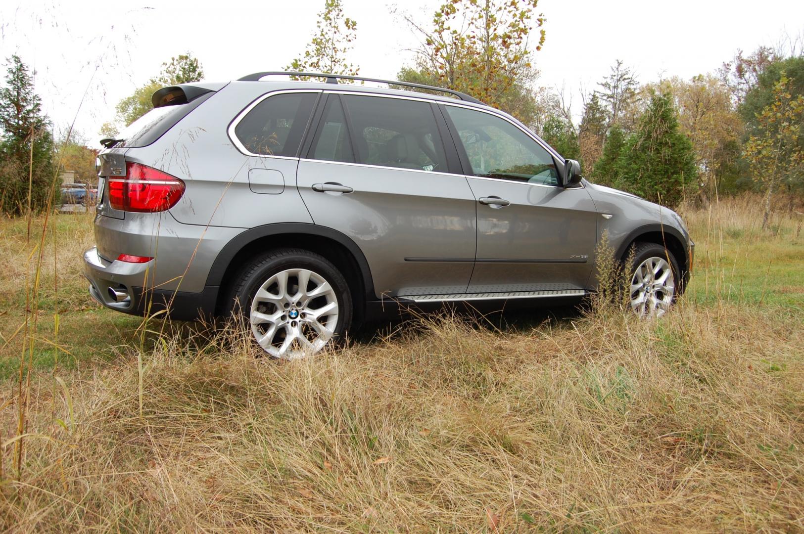 2013 Gray /Ivory Leather BMW X5 xDrive35i (5UXZV4C55D0) with an 3.0L L6 DOHC 24V turbocharged engine, 6-Speed Automatic transmission, located at 6528 Lower York Road, New Hope, PA, 18938, (215) 862-9555, 40.358707, -74.977882 - Here for sale is a very nice 2013 BMW X5 35i in Space Gray. Under the hood is a strong running 3.0 liter turbocharged inline 6 cylinder engine which puts power to the AWD system via a smooth shifting automatic transmission. Features include; Ivory Leather interior, wood grain trim, keyless entry s - Photo#4