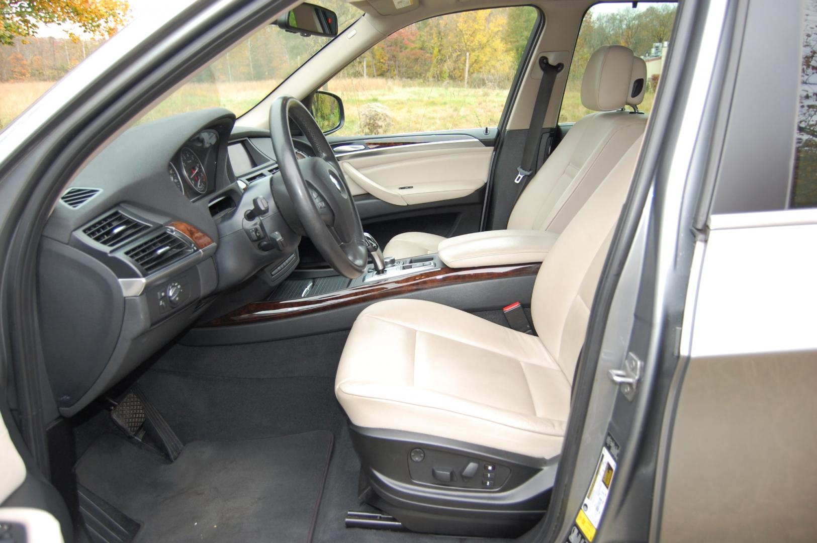 2013 Gray /Ivory Leather BMW X5 xDrive35i (5UXZV4C55D0) with an 3.0L L6 DOHC 24V turbocharged engine, 6-Speed Automatic transmission, located at 6528 Lower York Road, New Hope, PA, 18938, (215) 862-9555, 40.358707, -74.977882 - Here for sale is a very nice 2013 BMW X5 35i in Space Gray. Under the hood is a strong running 3.0 liter turbocharged inline 6 cylinder engine which puts power to the AWD system via a smooth shifting automatic transmission. Features include; Ivory Leather interior, wood grain trim, keyless entry s - Photo#8