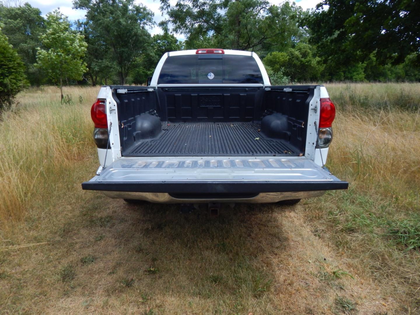 2008 White /GRAY Cloth Toyota Tundra SR5 (5TBRV54108S) with an 5.7 Liter V8 engine, Automatic transmission, located at 6528 Lower York Road, New Hope, PA, 18938, (215) 862-9555, 40.358707, -74.977882 - 2008 Toyota Tundra Double Cab....5.7 Liter V8 engine, auto trans, tilt wheel, cruise control, dual climate control, power drivers seat, windows, locks, sliding rear window, dual mirrors, drop in bed liner step up rails, TRD wheels, 275/65/R18 like new tires, AM/FM/Bluetooth/Navigation screen. Price - Photo#8