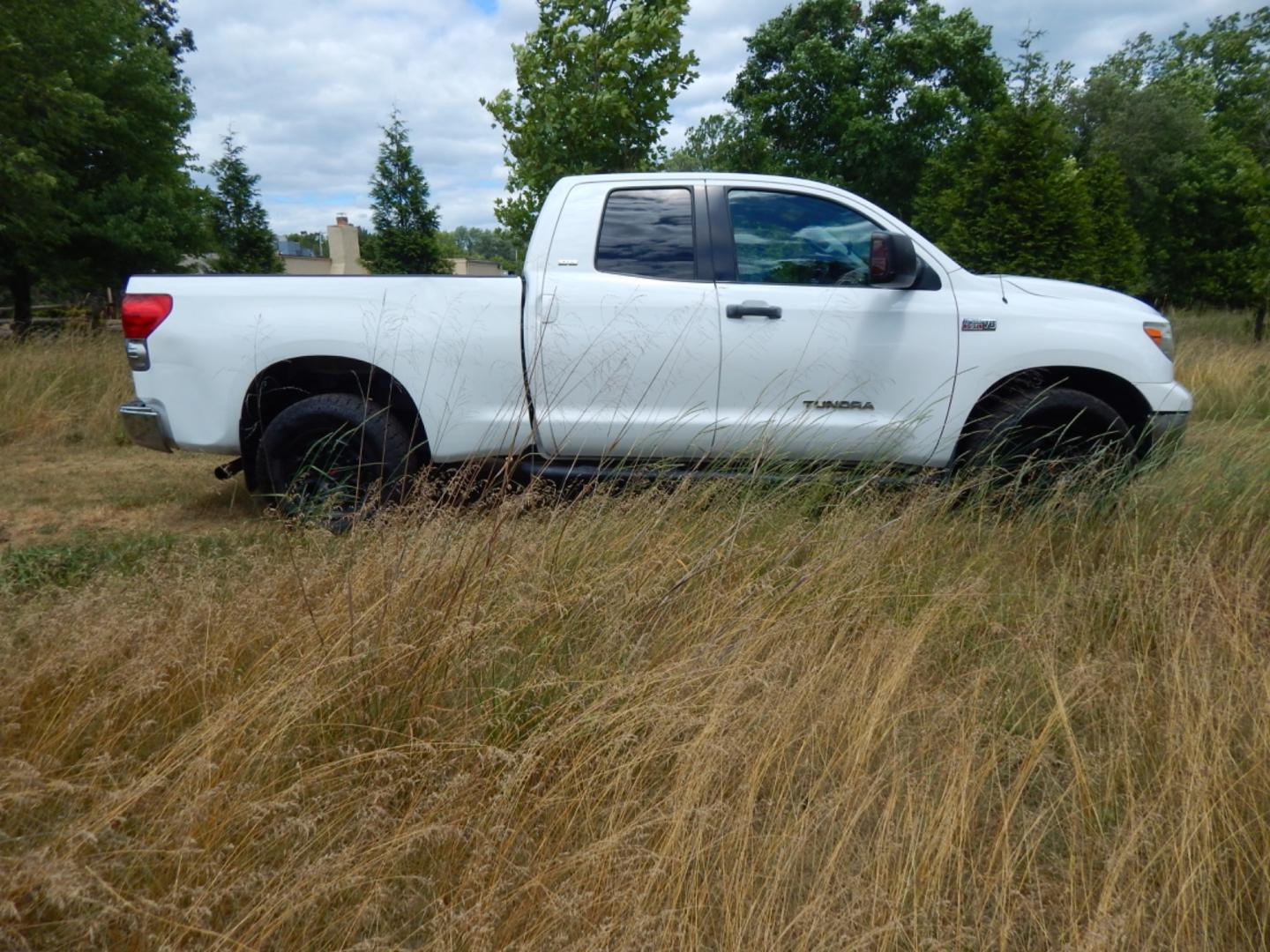 2008 White /GRAY Cloth Toyota Tundra SR5 (5TBRV54108S) with an 5.7 Liter V8 engine, Automatic transmission, located at 6528 Lower York Road, New Hope, PA, 18938, (215) 862-9555, 40.358707, -74.977882 - 2008 Toyota Tundra Double Cab....5.7 Liter V8 engine, auto trans, tilt wheel, cruise control, dual climate control, power drivers seat, windows, locks, sliding rear window, dual mirrors, drop in bed liner step up rails, TRD wheels, 275/65/R18 like new tires, AM/FM/Bluetooth/Navigation screen. Price - Photo#4