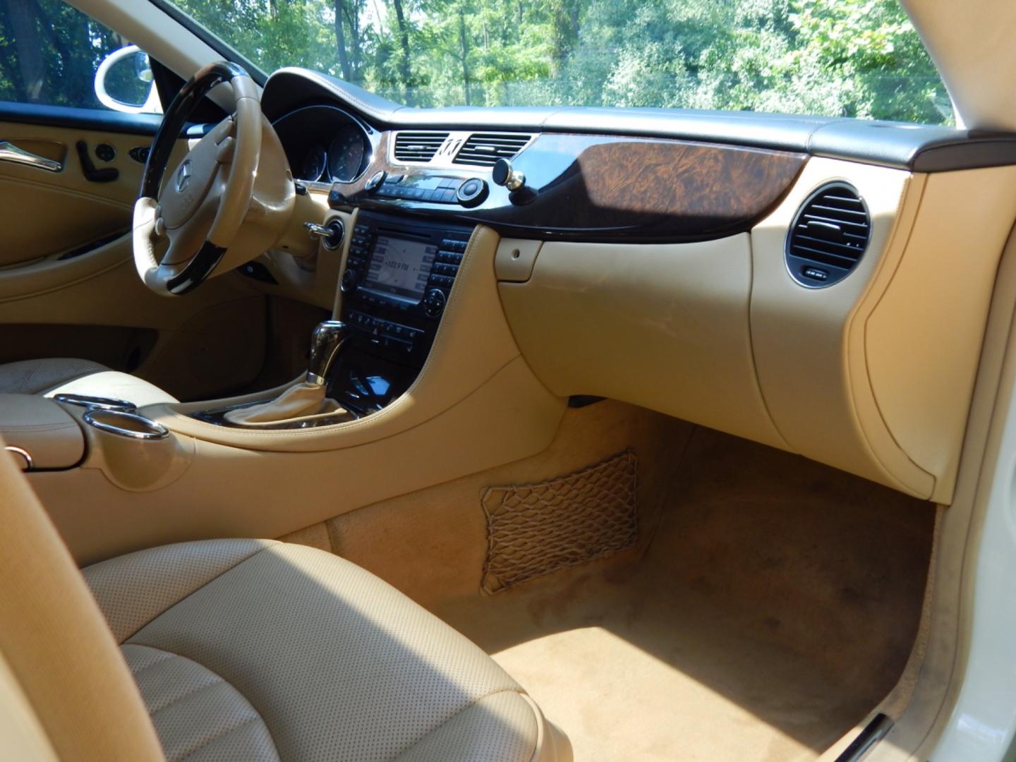 2008 White /Tan Leather Mercedes-Benz CLS-Class (WDDDJ72XX8A) with an 5.5 Liter V8 engine, Automatic transmission, located at 6528 Lower York Road, New Hope, PA, 18938, (215) 862-9555, 40.358707, -74.977882 - Photo#18