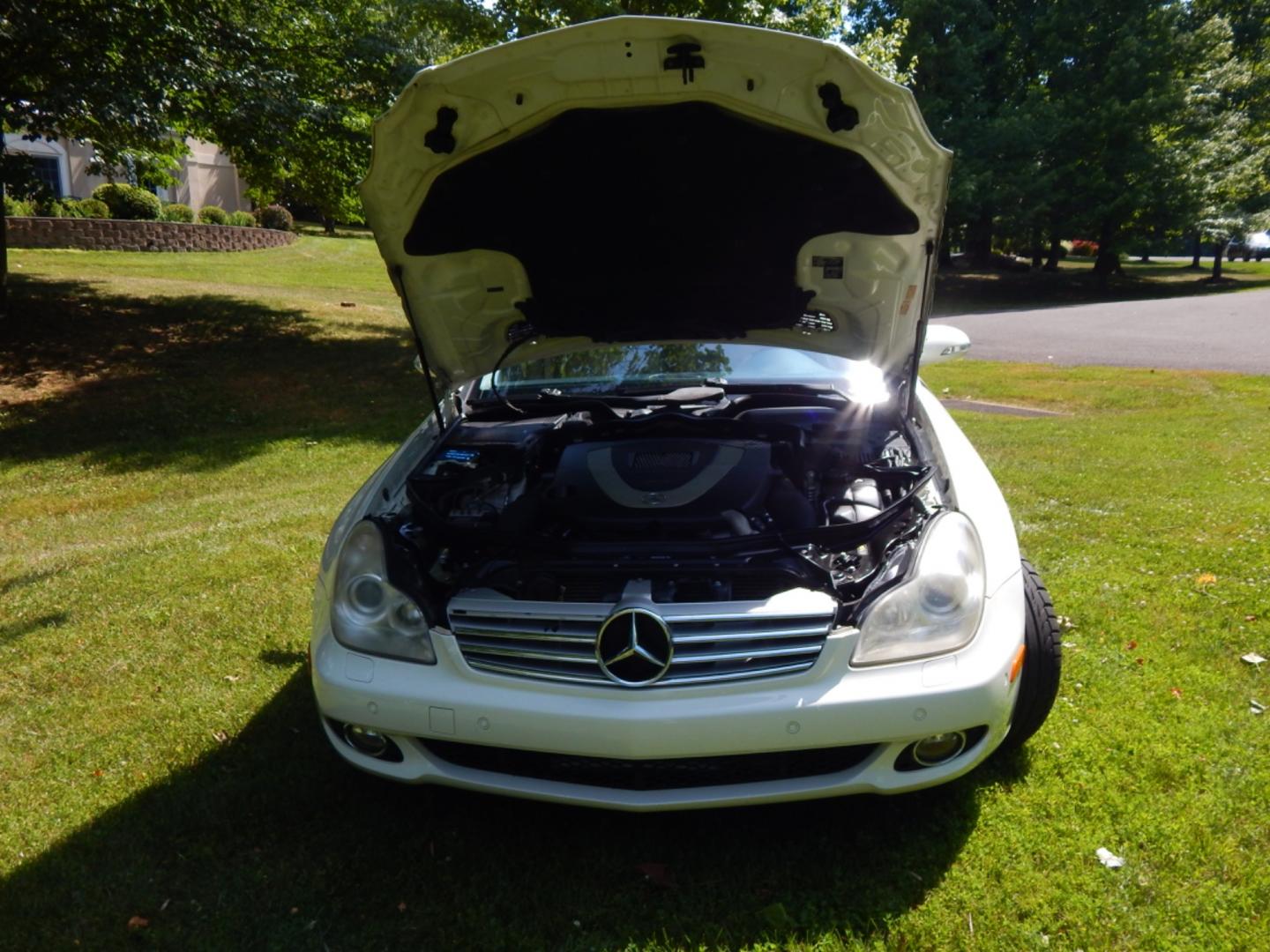 2008 White /Tan Leather Mercedes-Benz CLS-Class (WDDDJ72XX8A) with an 5.5 Liter V8 engine, Automatic transmission, located at 6528 Lower York Road, New Hope, PA, 18938, (215) 862-9555, 40.358707, -74.977882 - Photo#20