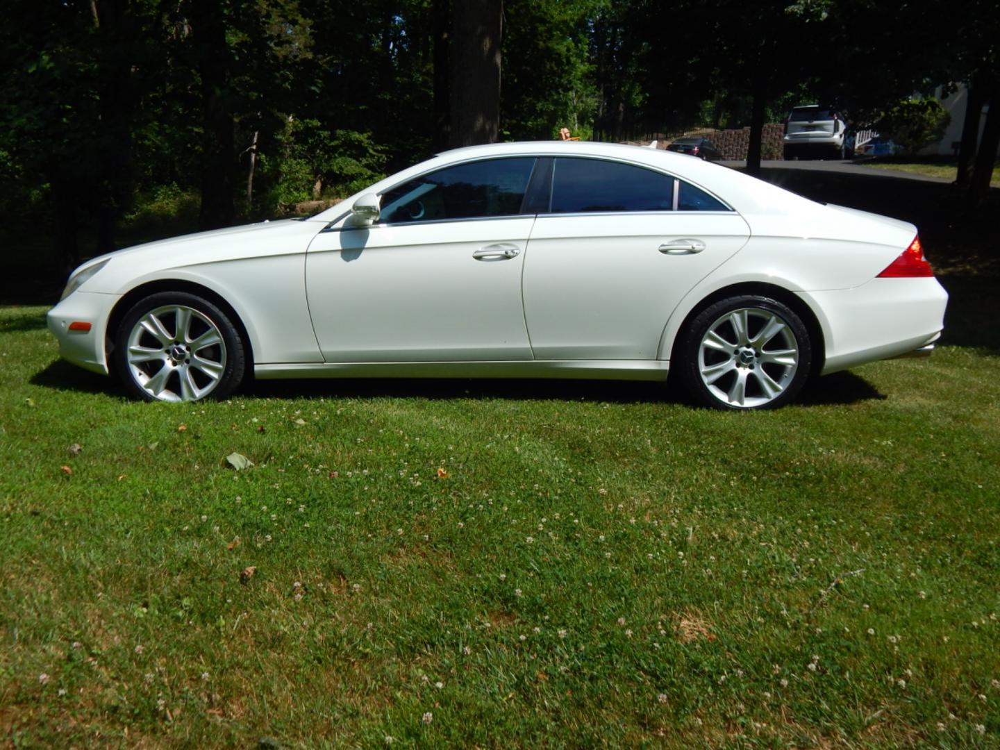 2008 White /Tan Leather Mercedes-Benz CLS-Class (WDDDJ72XX8A) with an 5.5 Liter V8 engine, Automatic transmission, located at 6528 Lower York Road, New Hope, PA, 18938, (215) 862-9555, 40.358707, -74.977882 - 2008 Mercedes-Benz CLS 550. 5.5 Liter V8 engine, auto trans, tilt/cruise, keyless entry system, wood trim, Dual power, heated, cooled seats, power windows, locks and mirrors, AM/FM/CD/Sat Harmon Kardon sound system, power moonroof, dual front/side air bags, side curtains, dual zone climate control - Photo#1