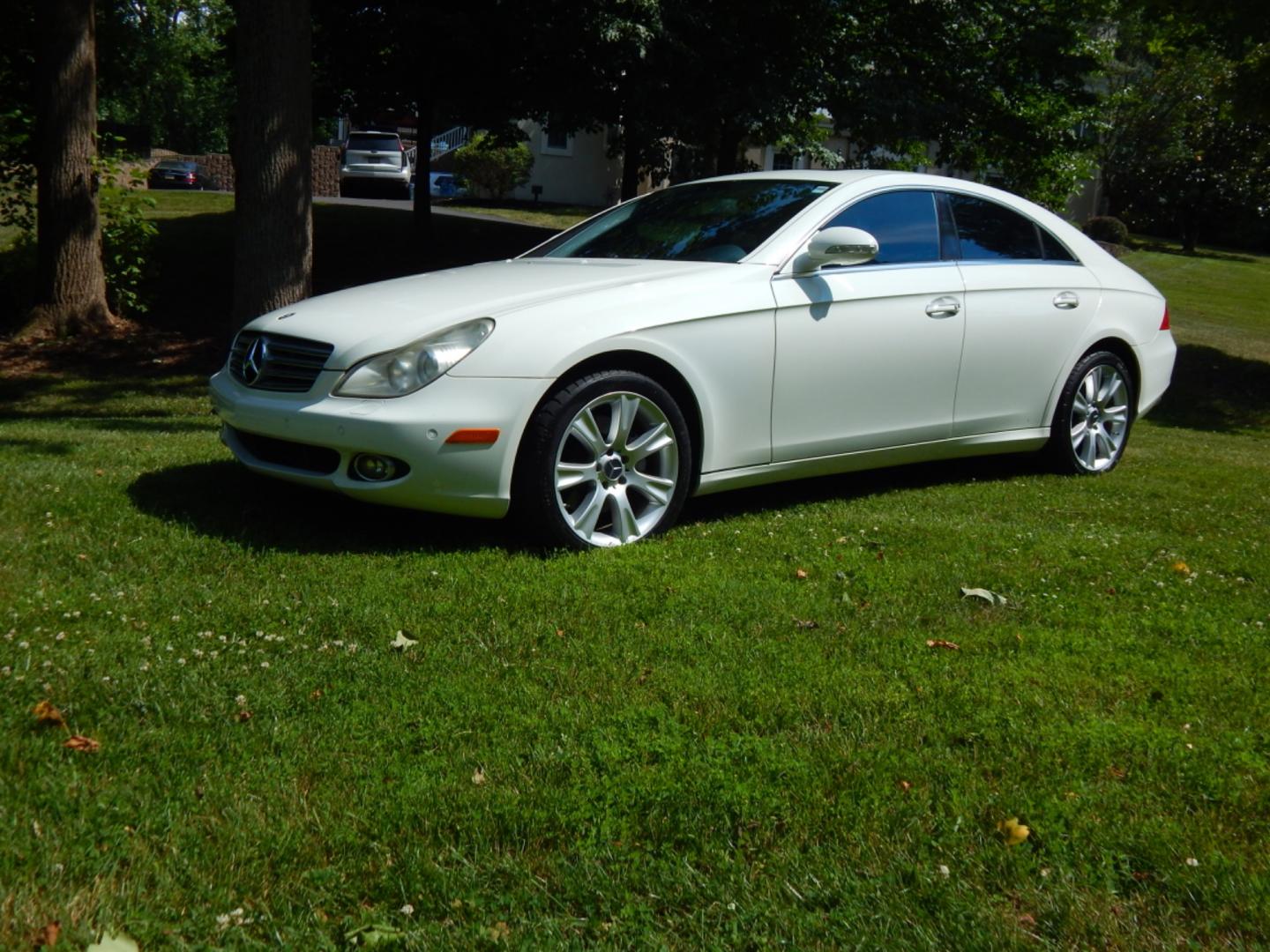 2008 White /Tan Leather Mercedes-Benz CLS-Class (WDDDJ72XX8A) with an 5.5 Liter V8 engine, Automatic transmission, located at 6528 Lower York Road, New Hope, PA, 18938, (215) 862-9555, 40.358707, -74.977882 - Photo#0