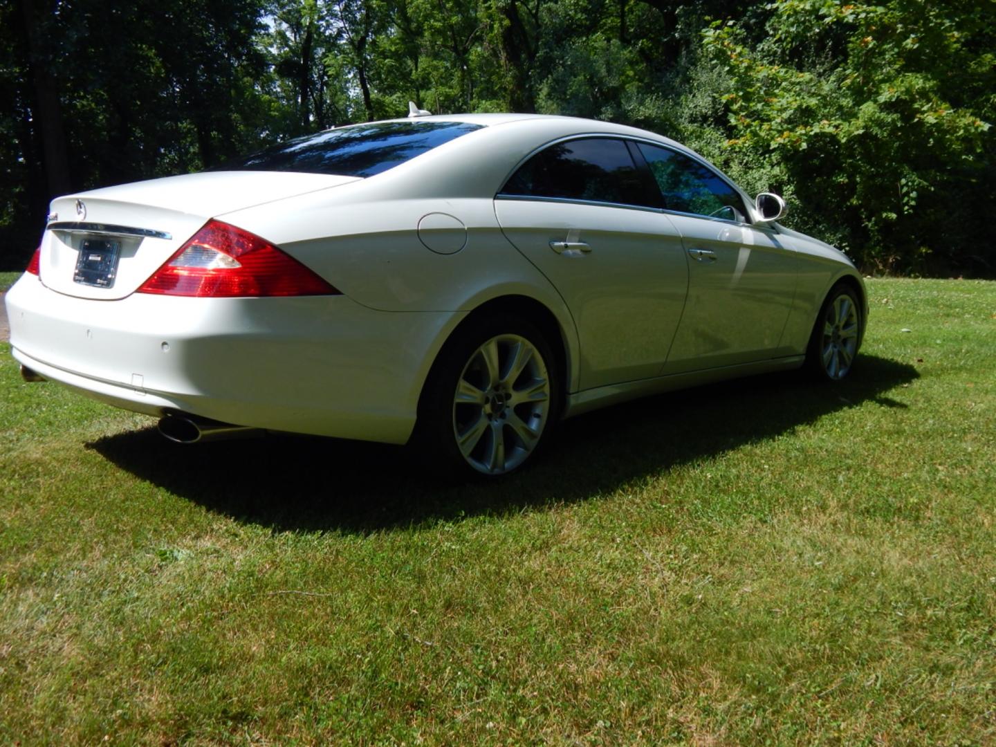 2008 White /Tan Leather Mercedes-Benz CLS-Class (WDDDJ72XX8A) with an 5.5 Liter V8 engine, Automatic transmission, located at 6528 Lower York Road, New Hope, PA, 18938, (215) 862-9555, 40.358707, -74.977882 - Photo#5