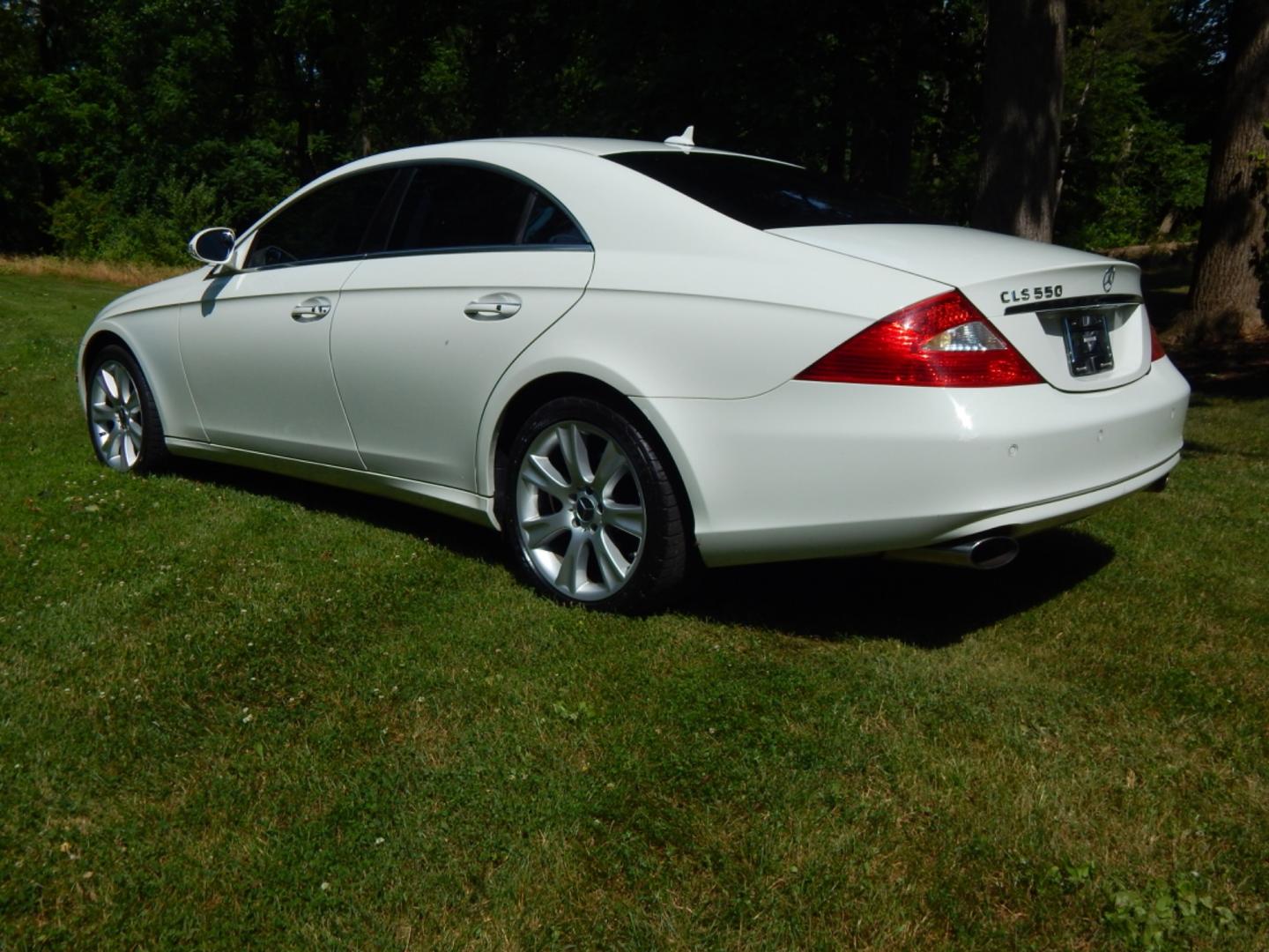 2008 White /Tan Leather Mercedes-Benz CLS-Class (WDDDJ72XX8A) with an 5.5 Liter V8 engine, Automatic transmission, located at 6528 Lower York Road, New Hope, PA, 18938, (215) 862-9555, 40.358707, -74.977882 - Photo#2