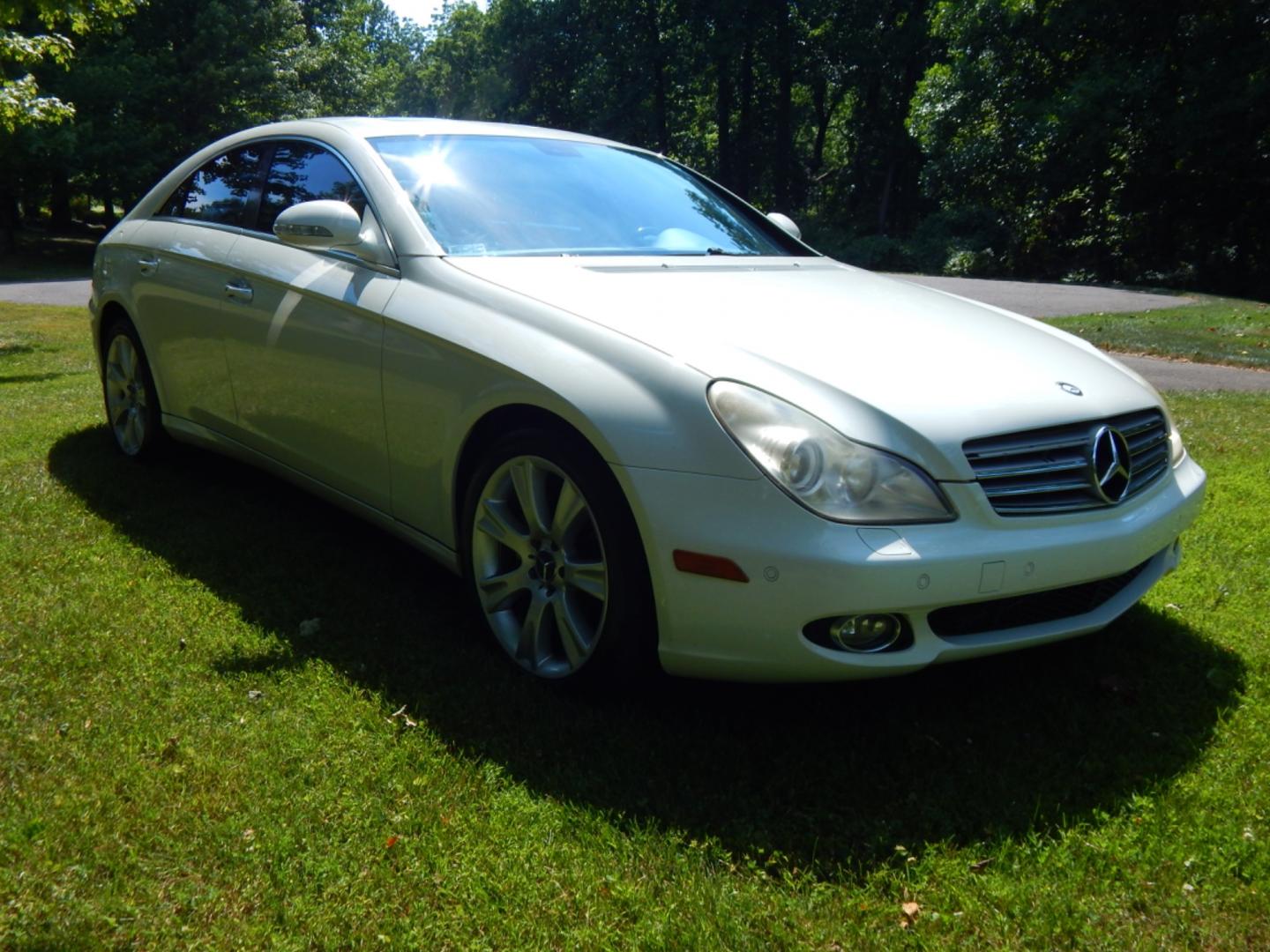 2008 White /Tan Leather Mercedes-Benz CLS-Class (WDDDJ72XX8A) with an 5.5 Liter V8 engine, Automatic transmission, located at 6528 Lower York Road, New Hope, PA, 18938, (215) 862-9555, 40.358707, -74.977882 - 2008 Mercedes-Benz CLS 550. 5.5 Liter V8 engine, auto trans, tilt/cruise, keyless entry system, wood trim, Dual power, heated, cooled seats, power windows, locks and mirrors, AM/FM/CD/Sat Harmon Kardon sound system, power moonroof, dual front/side air bags, side curtains, dual zone climate control - Photo#3