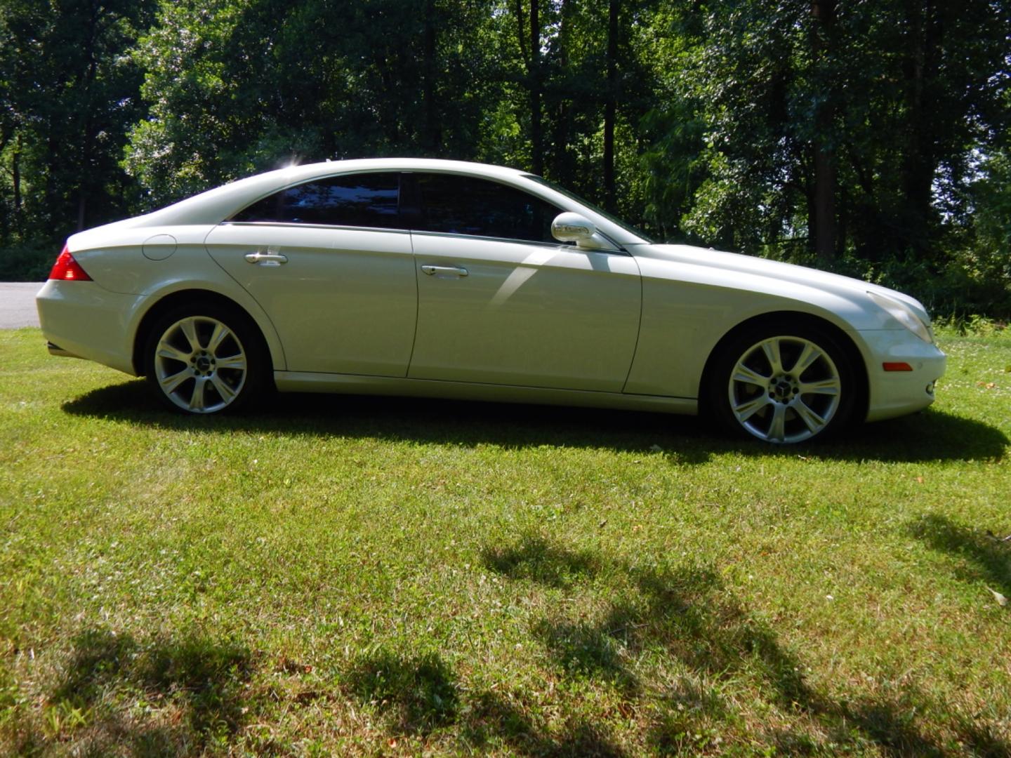 2008 White /Tan Leather Mercedes-Benz CLS-Class (WDDDJ72XX8A) with an 5.5 Liter V8 engine, Automatic transmission, located at 6528 Lower York Road, New Hope, PA, 18938, (215) 862-9555, 40.358707, -74.977882 - Photo#4