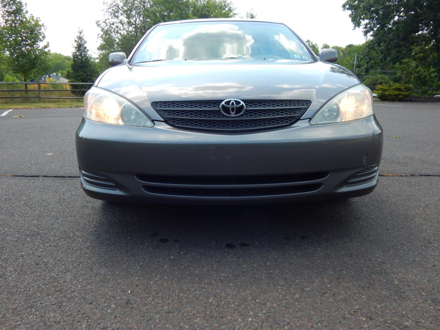 2003 Gray /Gray Cloth Toyota Camry LE V6 (4T1BF30K23U) with an 3.0L V6 DOHC 24V engine, 5-Speed Automatic Overdrive transmission, located at 6528 Lower York Road, New Hope, PA, 18938, (215) 862-9555, 40.358707, -74.977882 - Photo#6