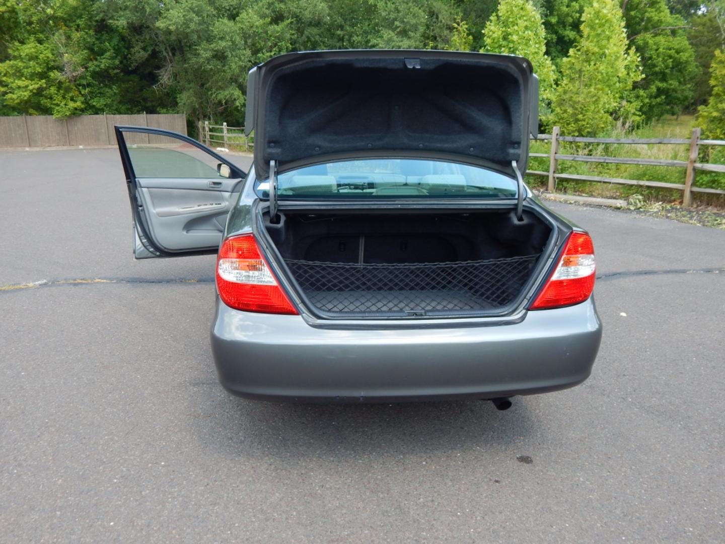 2003 Gray /Gray Cloth Toyota Camry LE V6 (4T1BF30K23U) with an 3.0L V6 DOHC 24V engine, 5-Speed Automatic Overdrive transmission, located at 6528 Lower York Road, New Hope, PA, 18938, (215) 862-9555, 40.358707, -74.977882 - Photo#9