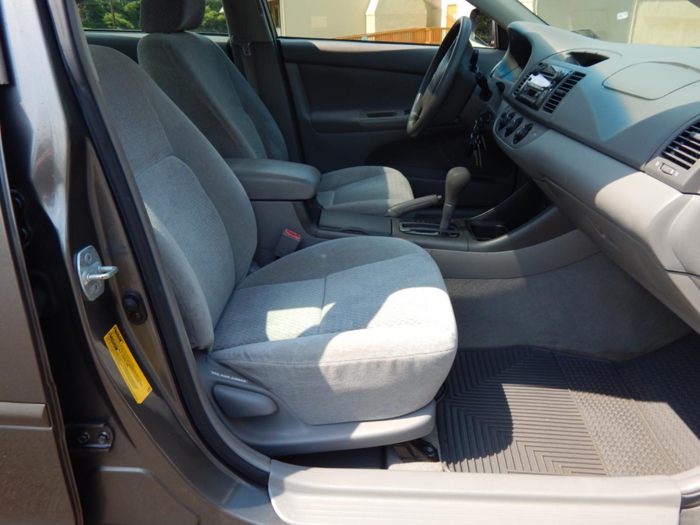 2003 Gray /Gray Cloth Toyota Camry LE V6 (4T1BF30K23U) with an 3.0L V6 DOHC 24V engine, 5-Speed Automatic Overdrive transmission, located at 6528 Lower York Road, New Hope, PA, 18938, (215) 862-9555, 40.358707, -74.977882 - Photo#20